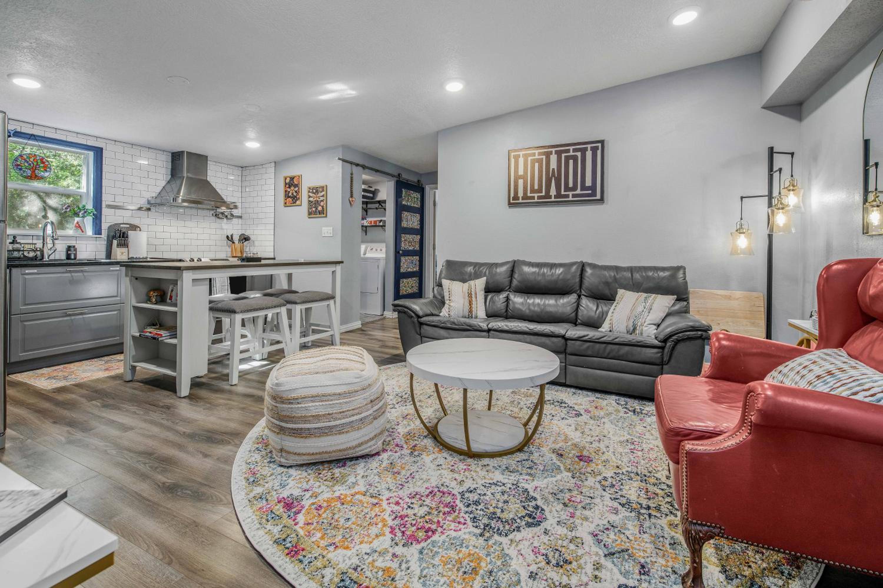 6 Mi to Kyle Field! Pet-Friendly Getaway with Yard