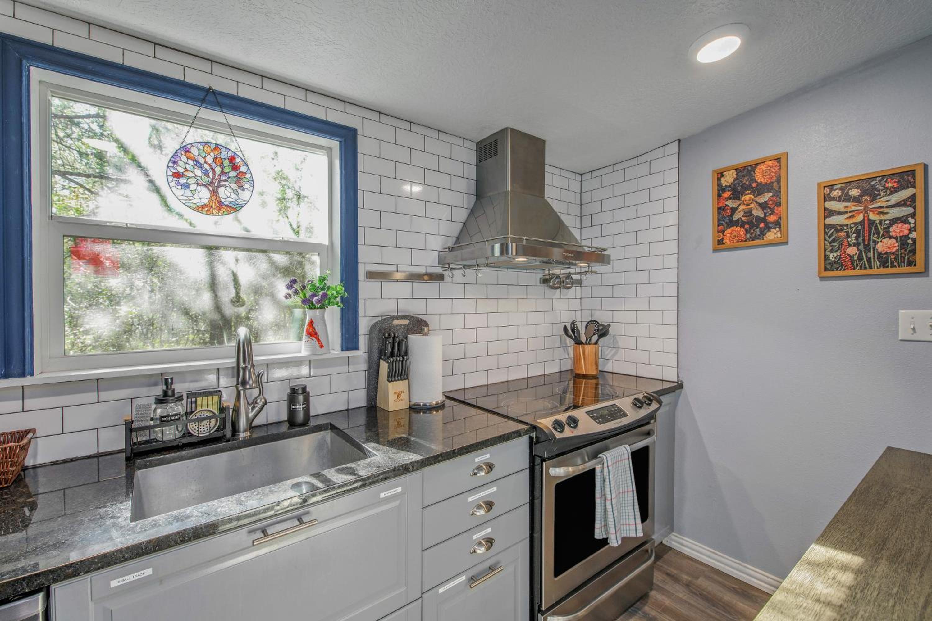 6 Mi to Kyle Field! Pet-Friendly Getaway with Yard