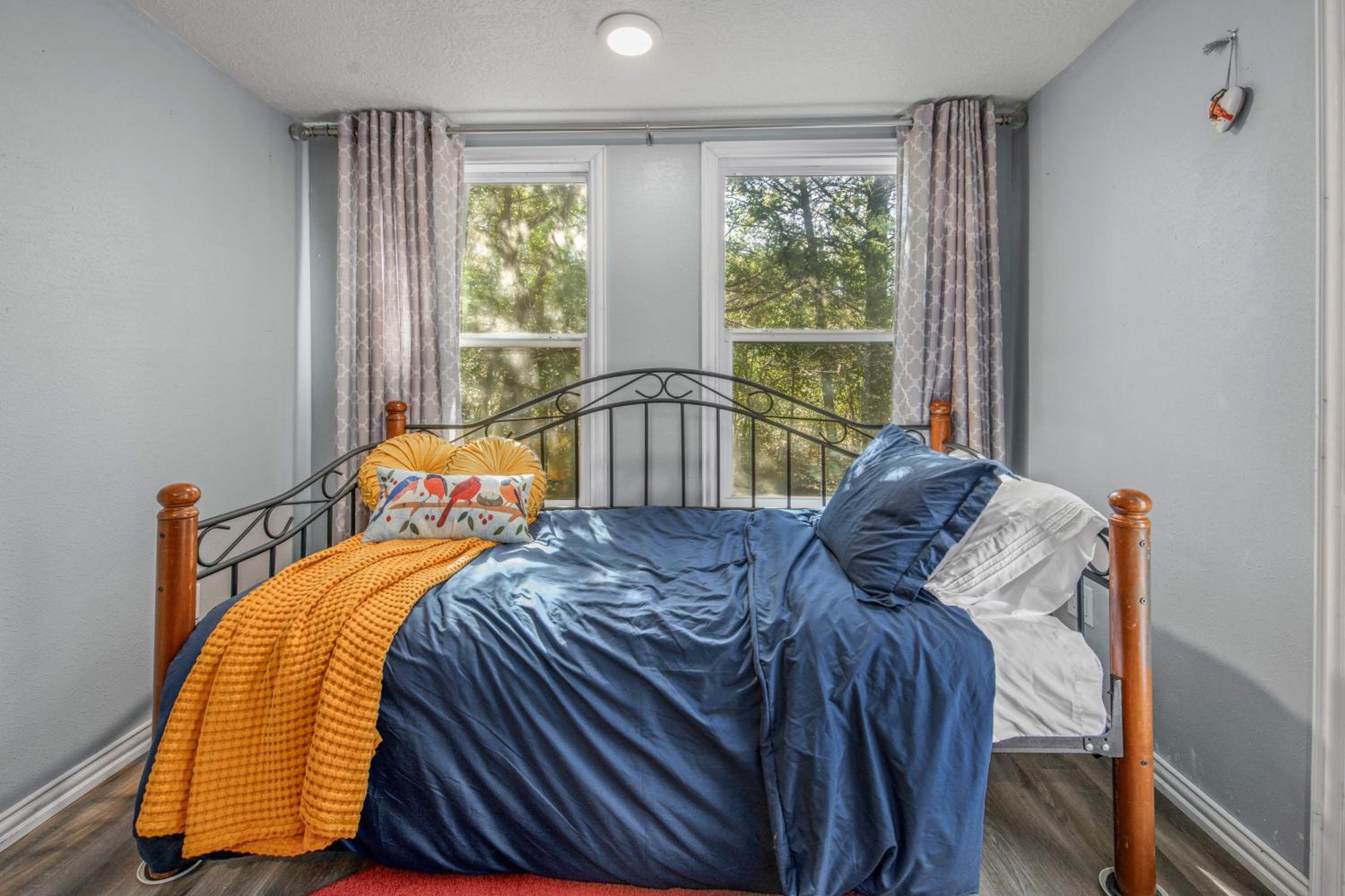 6 Mi to Kyle Field! Pet-Friendly Getaway with Yard