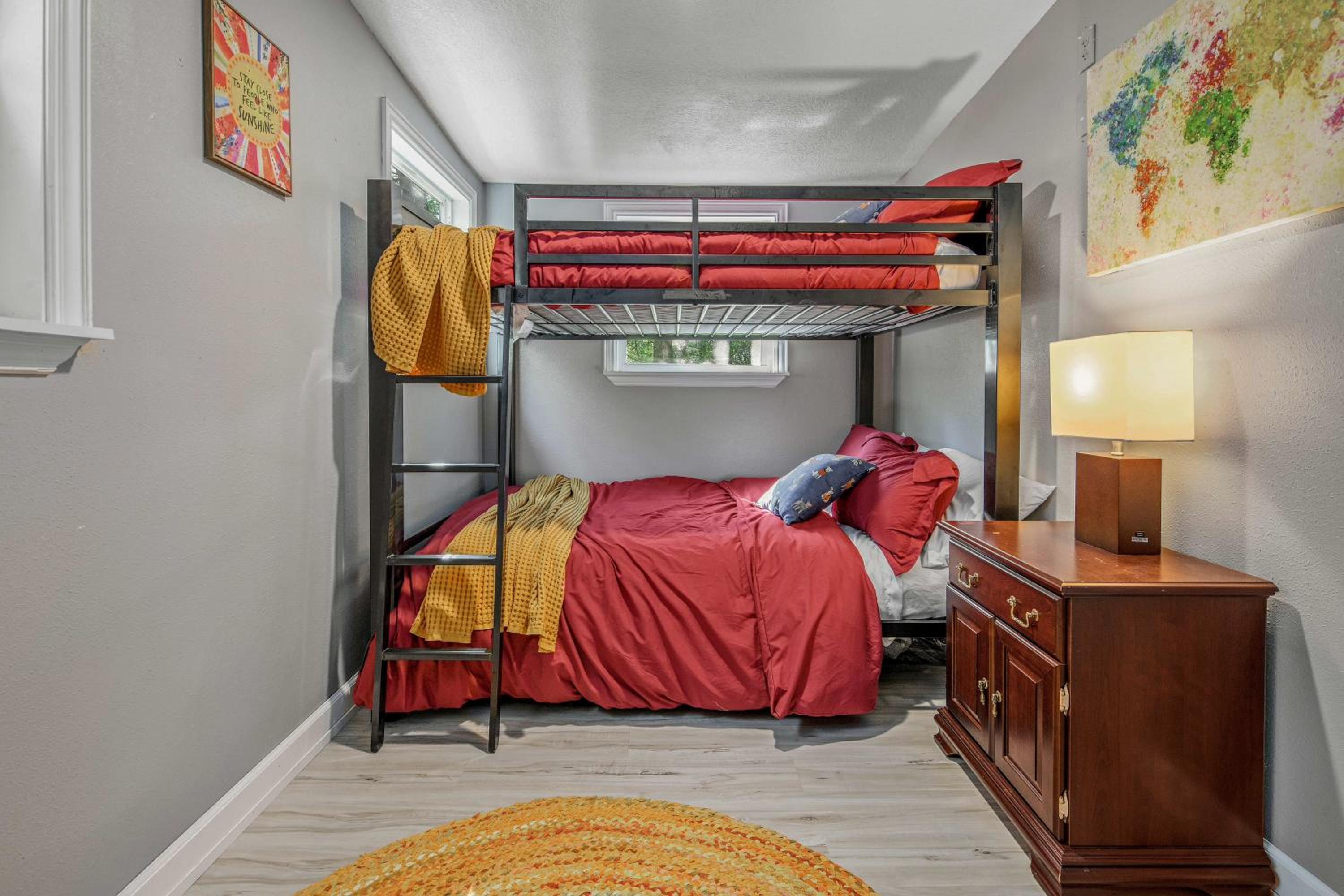 6 Mi to Kyle Field! Pet-Friendly Getaway with Yard