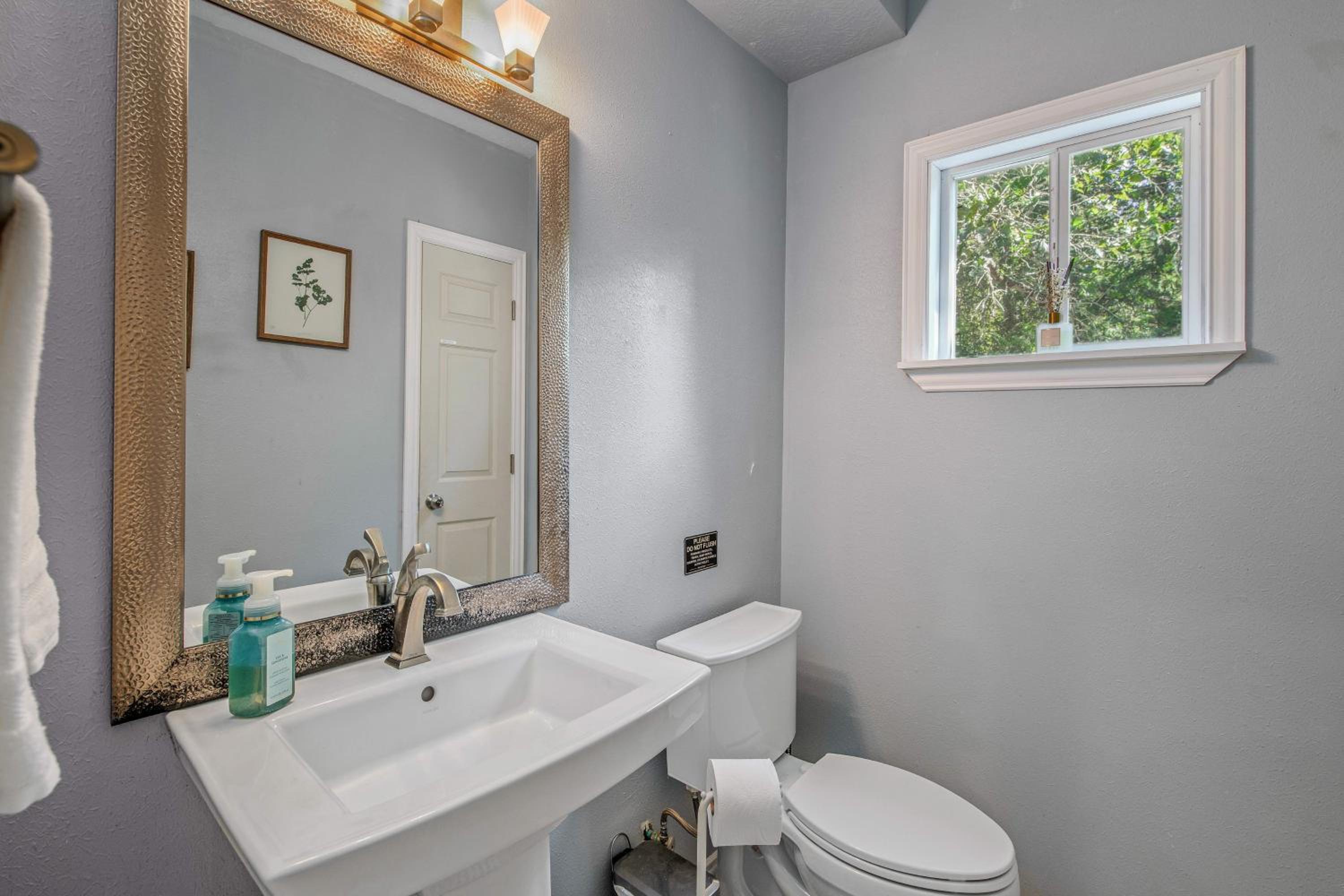 6 Mi to Kyle Field! Pet-Friendly Getaway with Yard