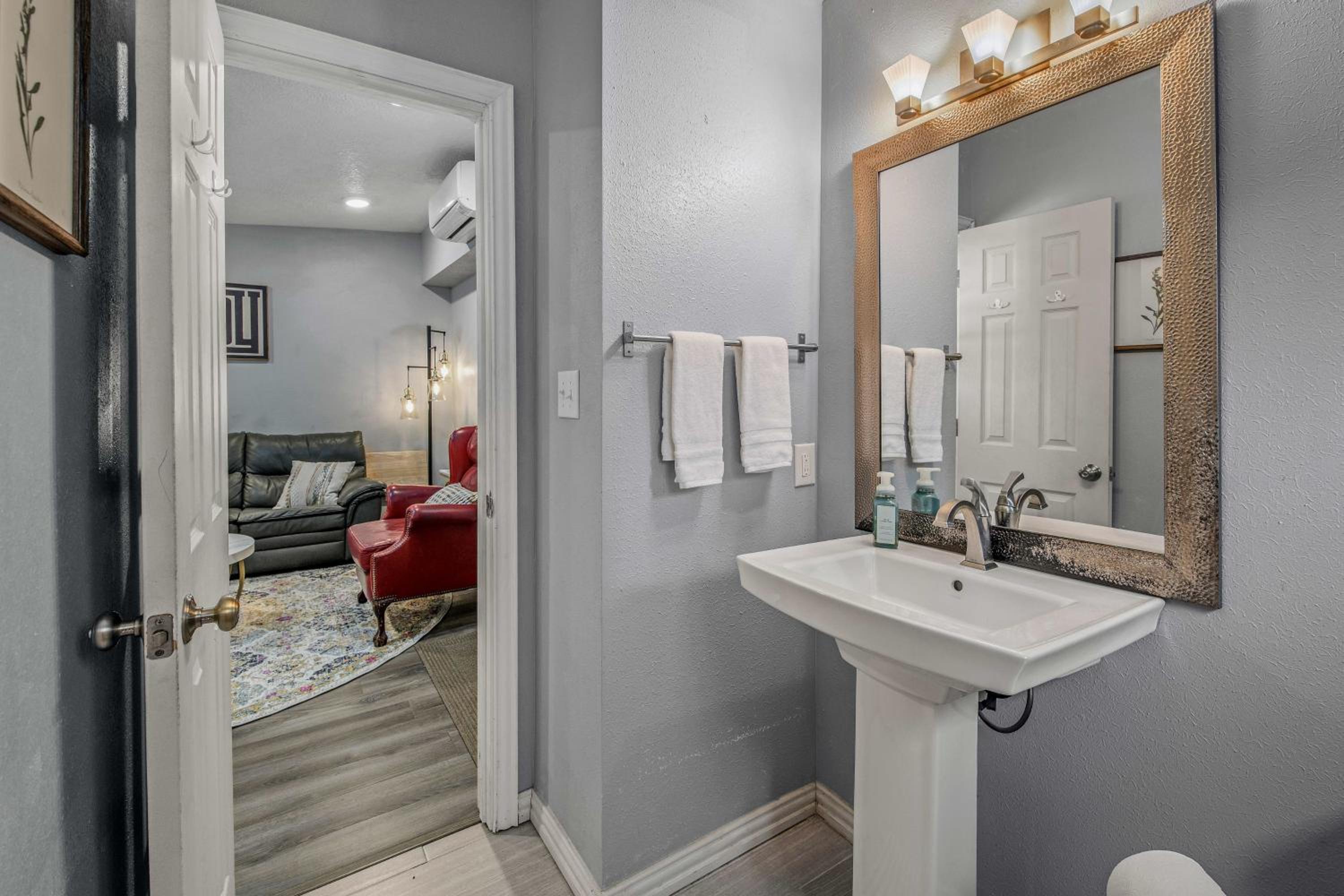 6 Mi to Kyle Field! Pet-Friendly Getaway with Yard