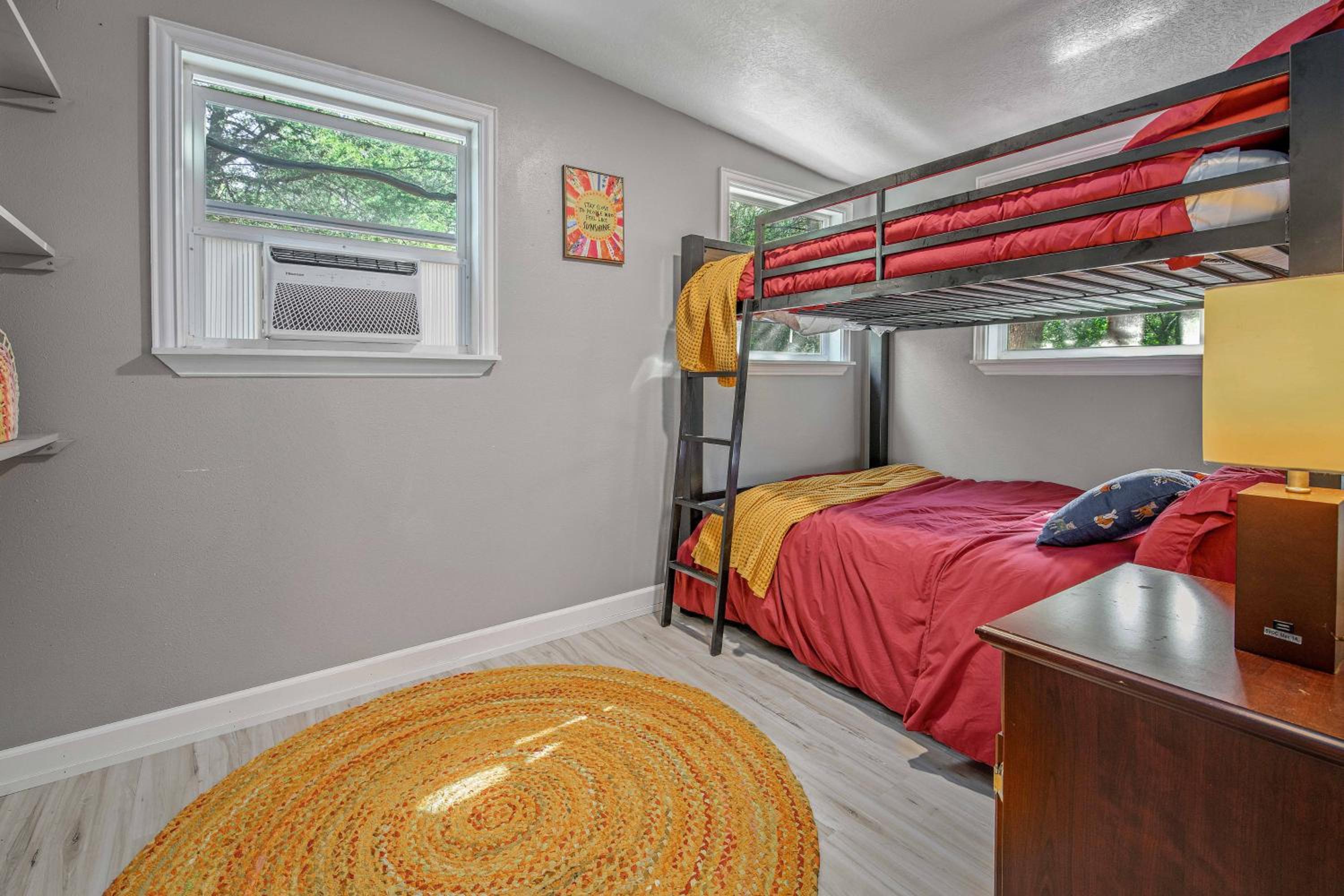6 Mi to Kyle Field! Pet-Friendly Getaway with Yard