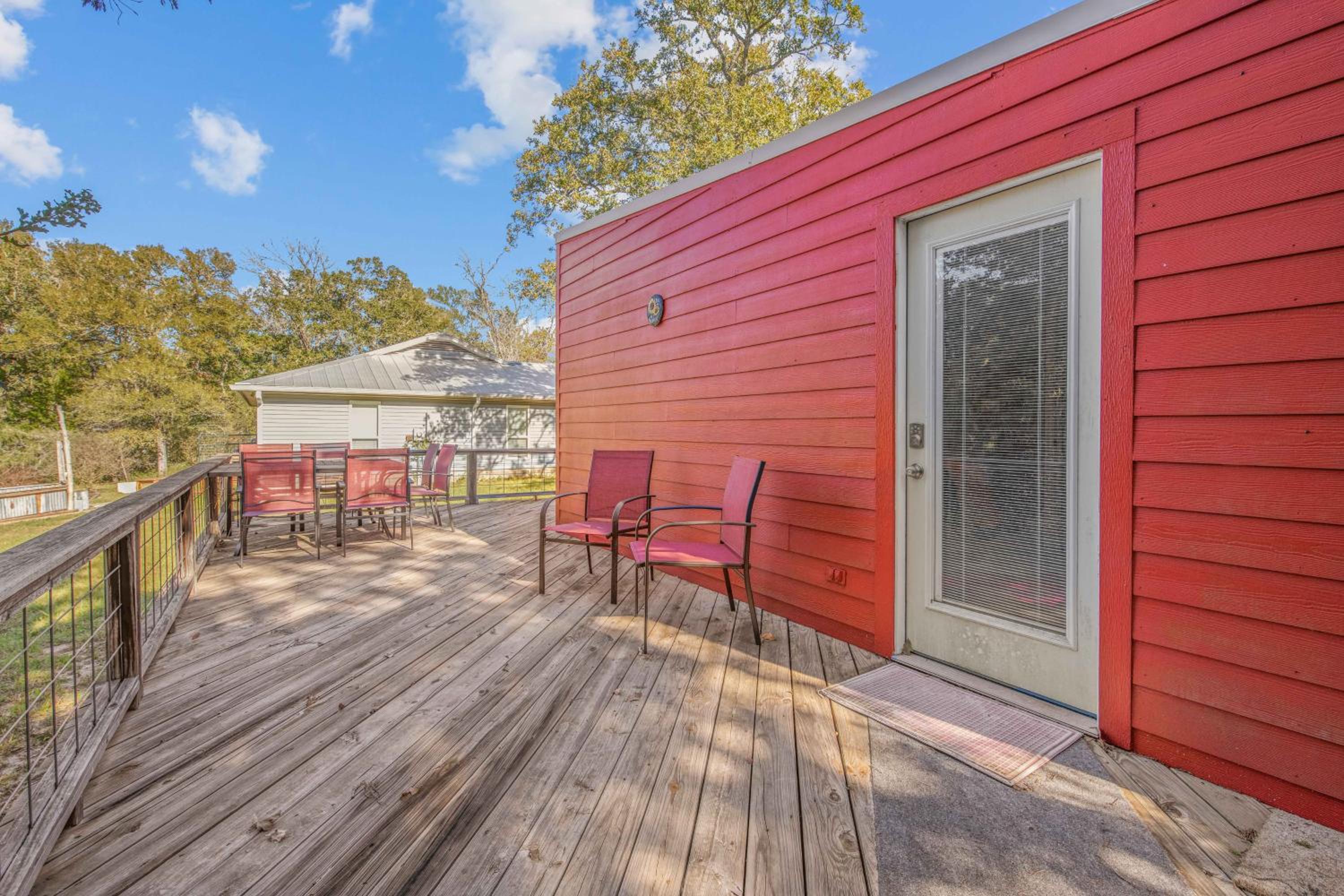 6 Mi to Kyle Field! Pet-Friendly Getaway with Yard