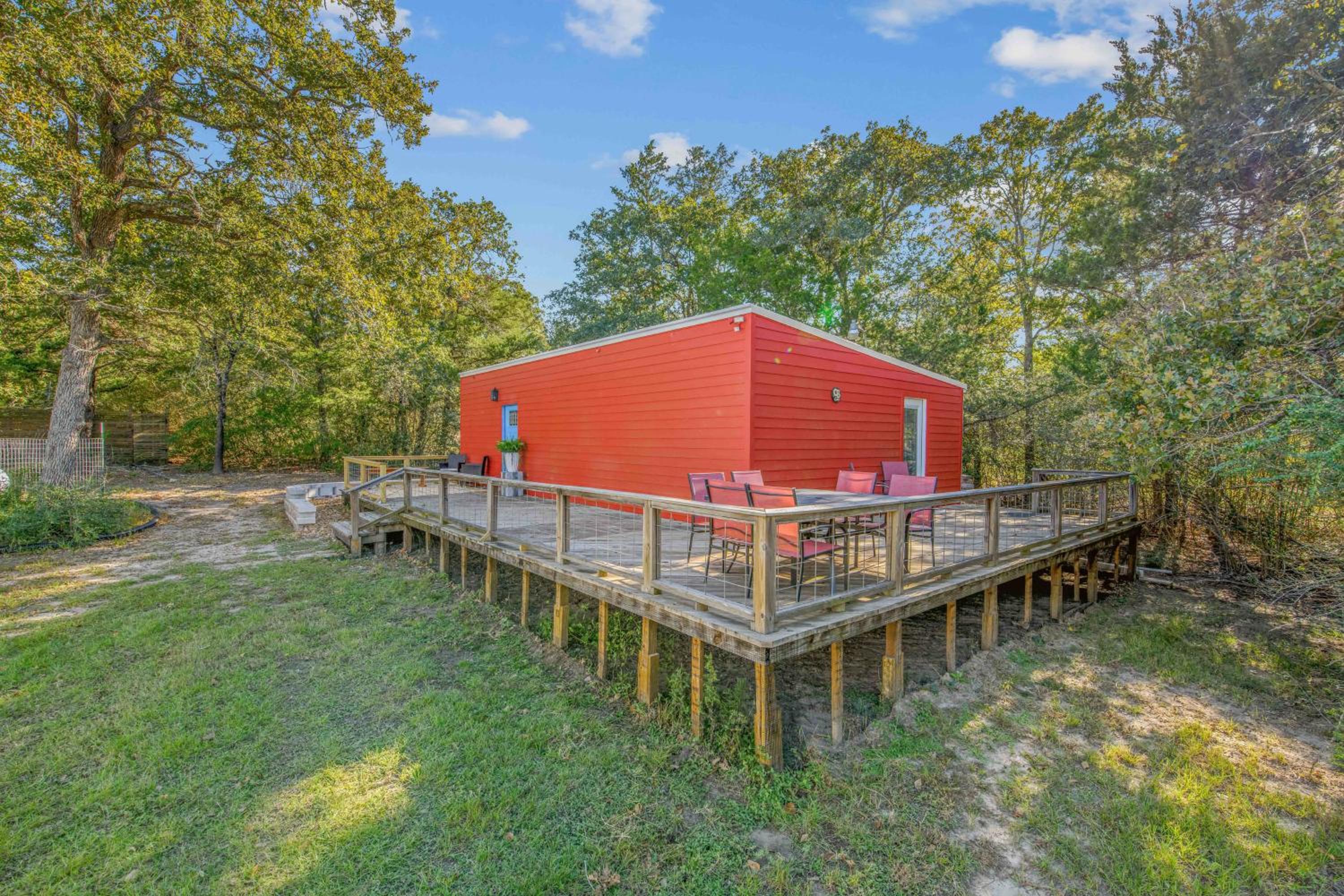 6 Mi to Kyle Field! Pet-Friendly Getaway with Yard