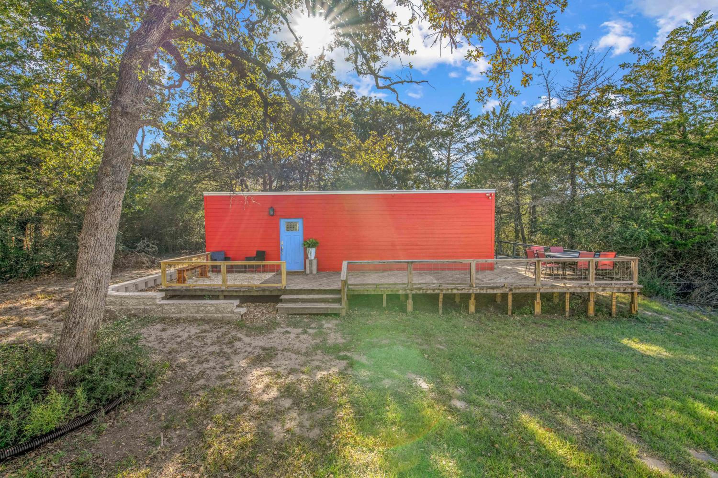 6 Mi to Kyle Field! Pet-Friendly Getaway with Yard