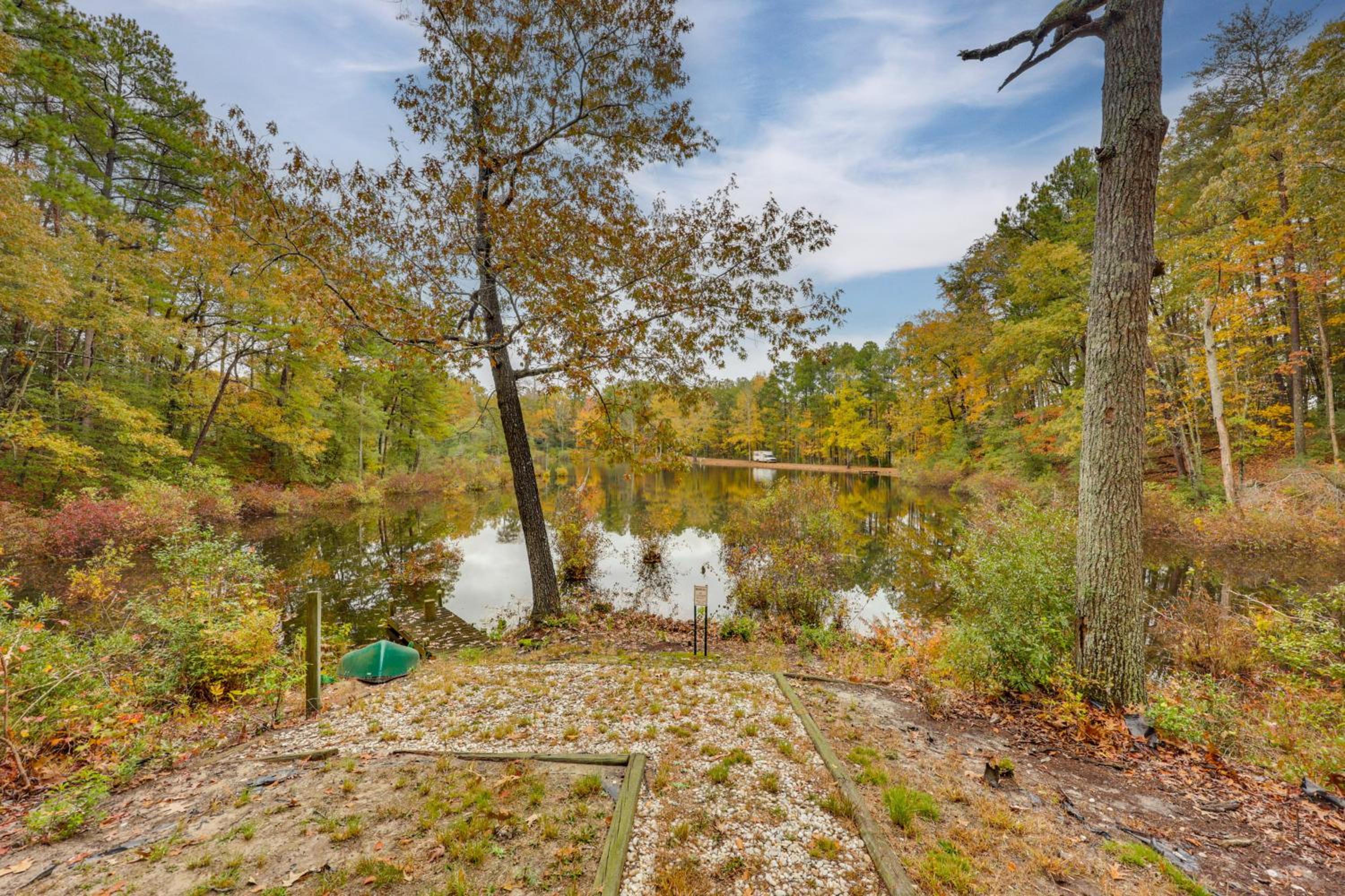 Lake Access, Tranquil Acreage Farnham Cottage