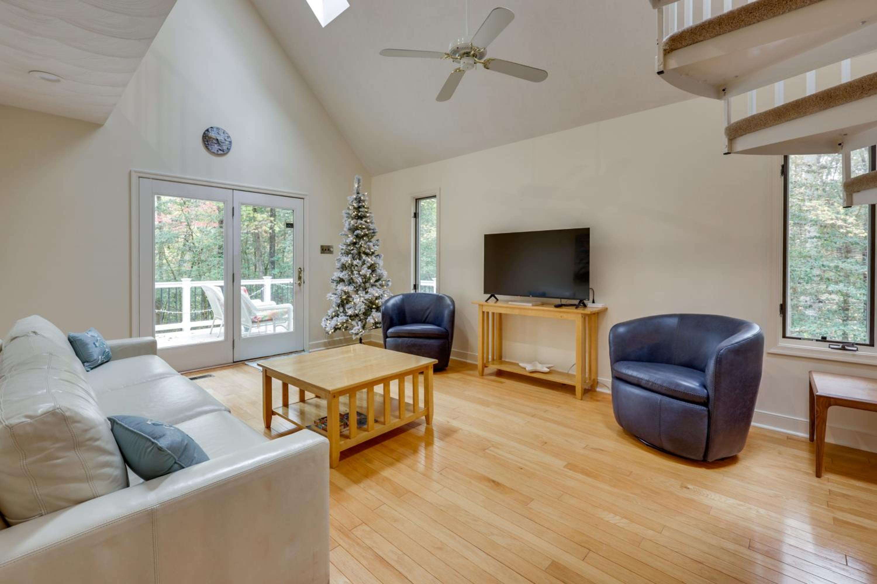 Lake Access, Tranquil Acreage Farnham Cottage