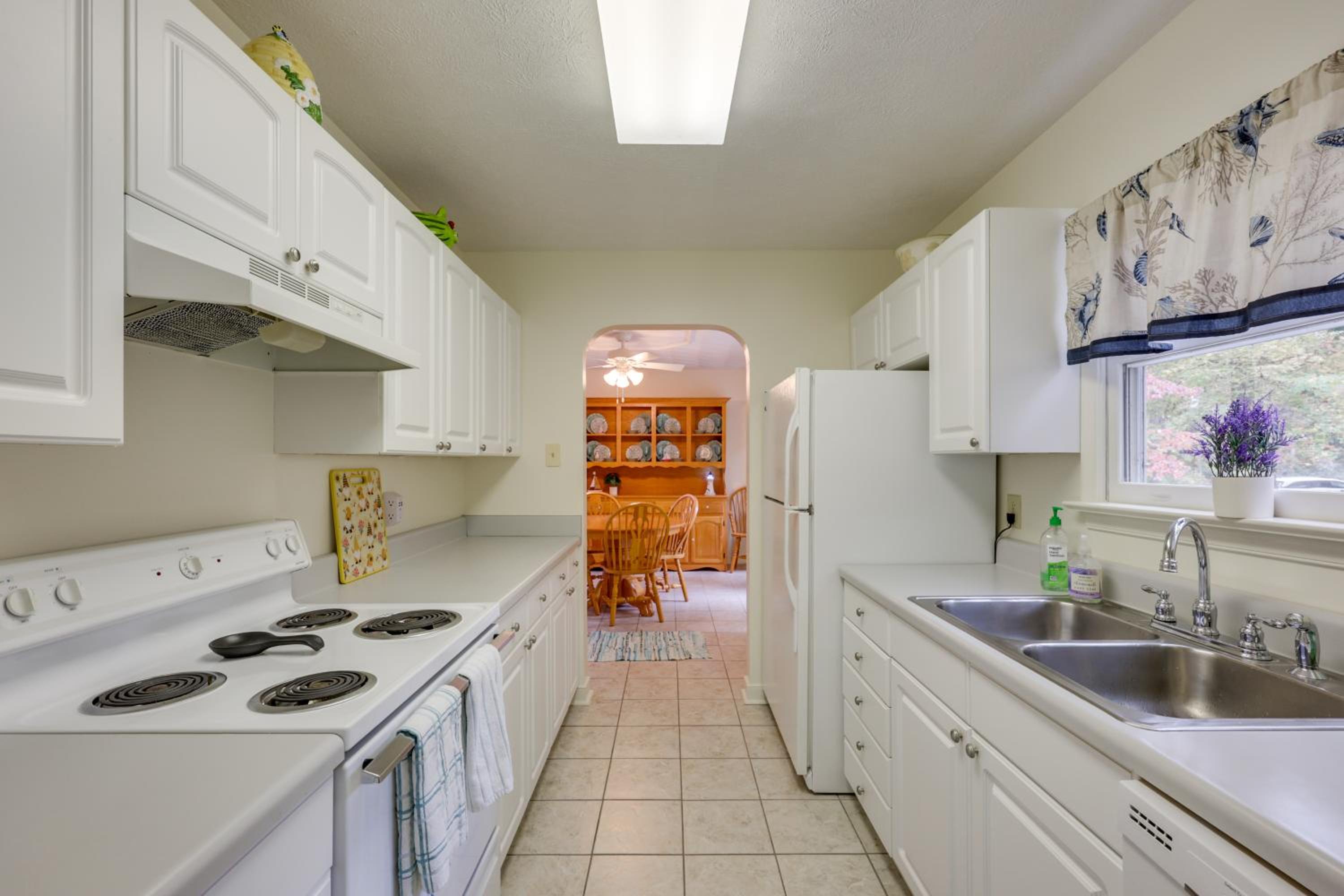 Lake Access, Tranquil Acreage Farnham Cottage