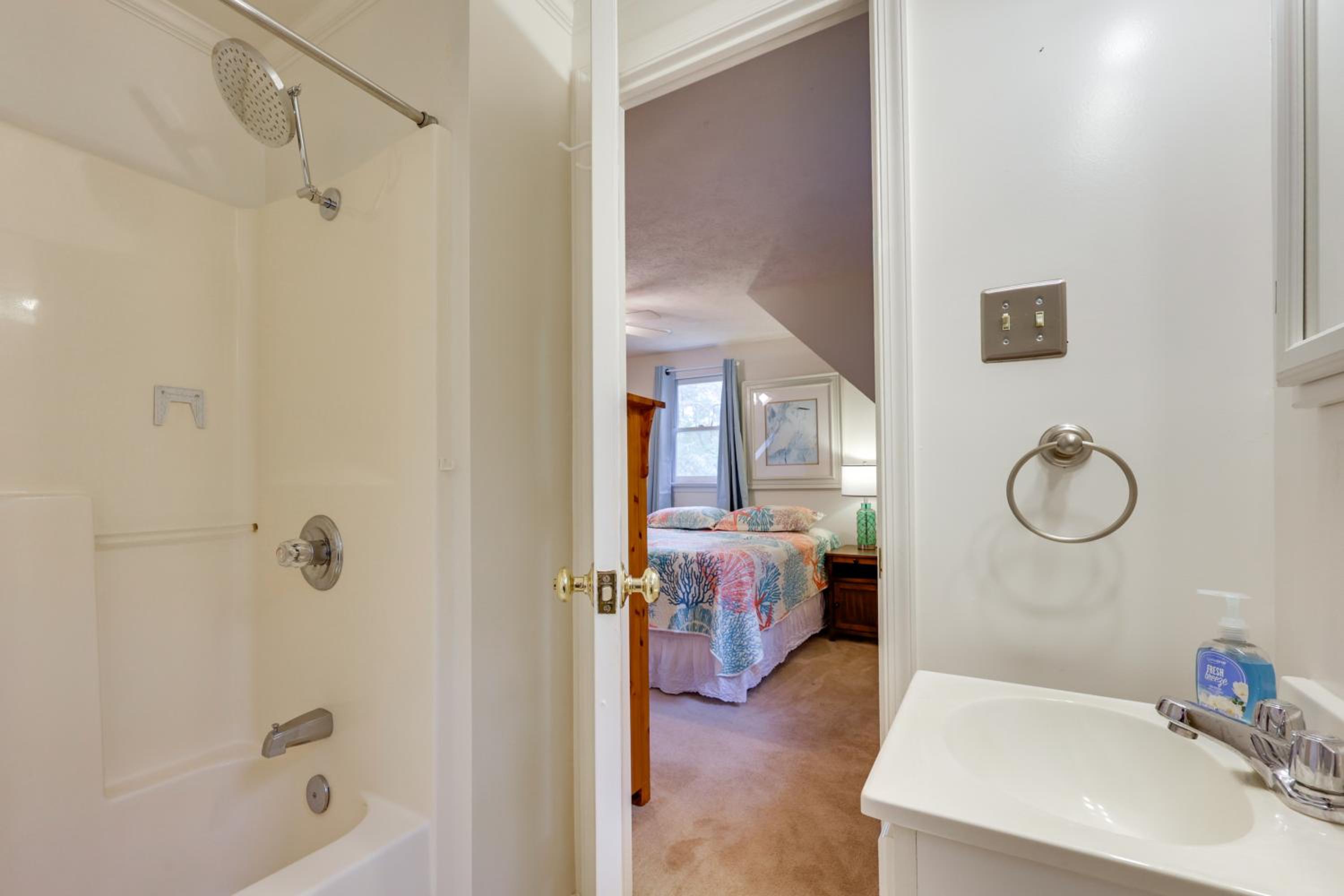 Lake Access, Tranquil Acreage Farnham Cottage