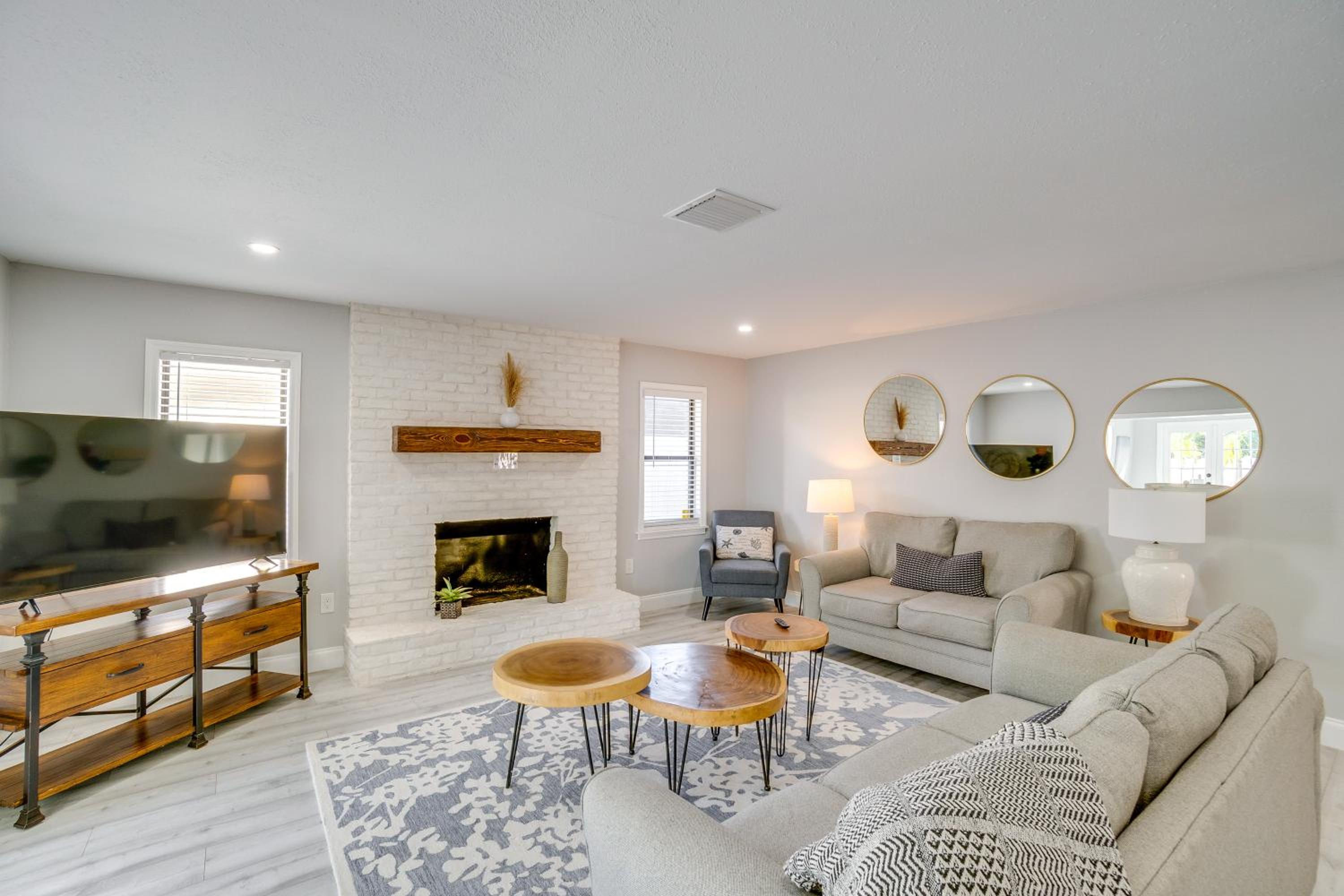 4 Mi to Siesta Key Family Getaway with Balcony