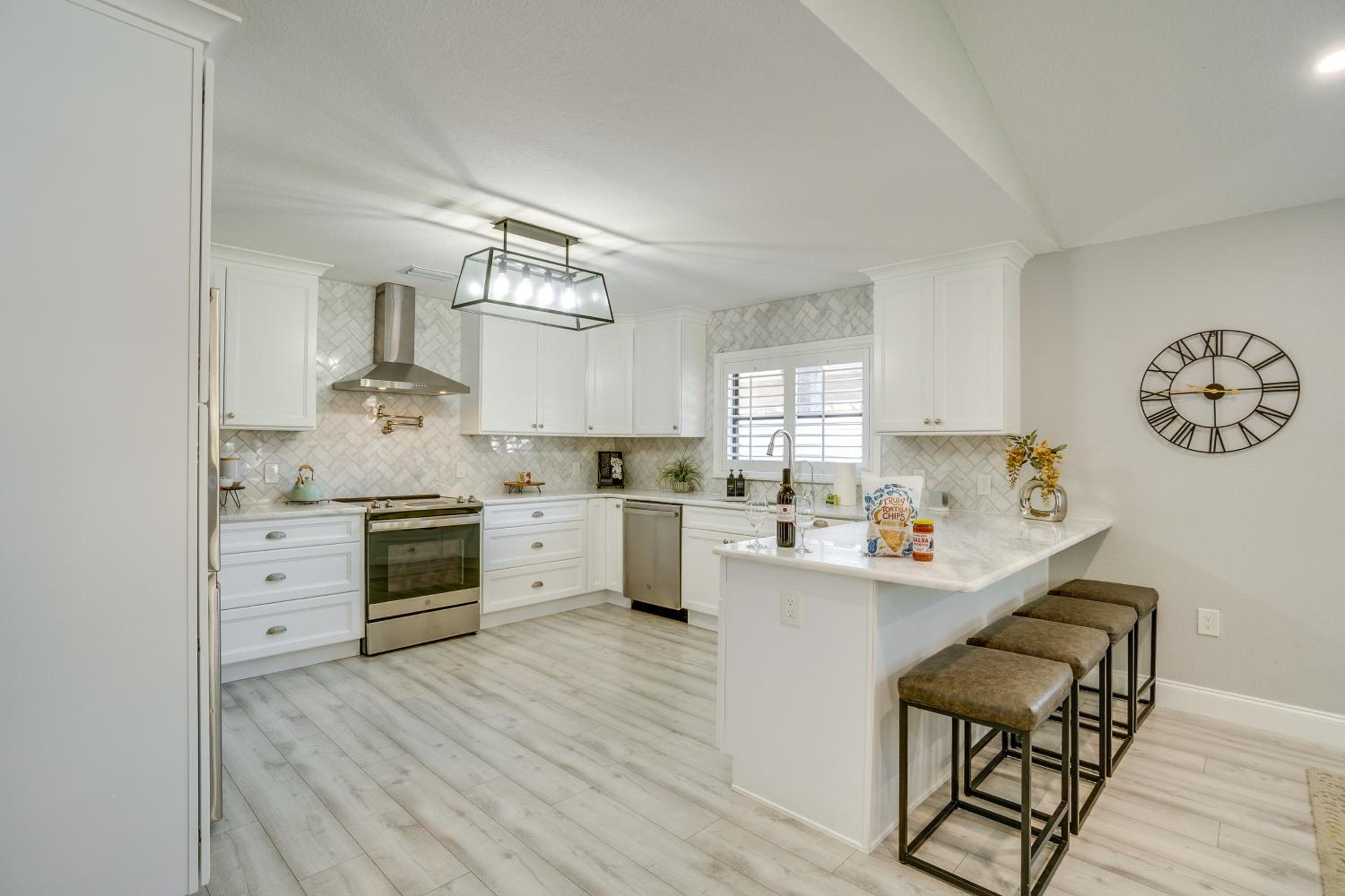 4 Mi to Siesta Key Family Getaway with Balcony