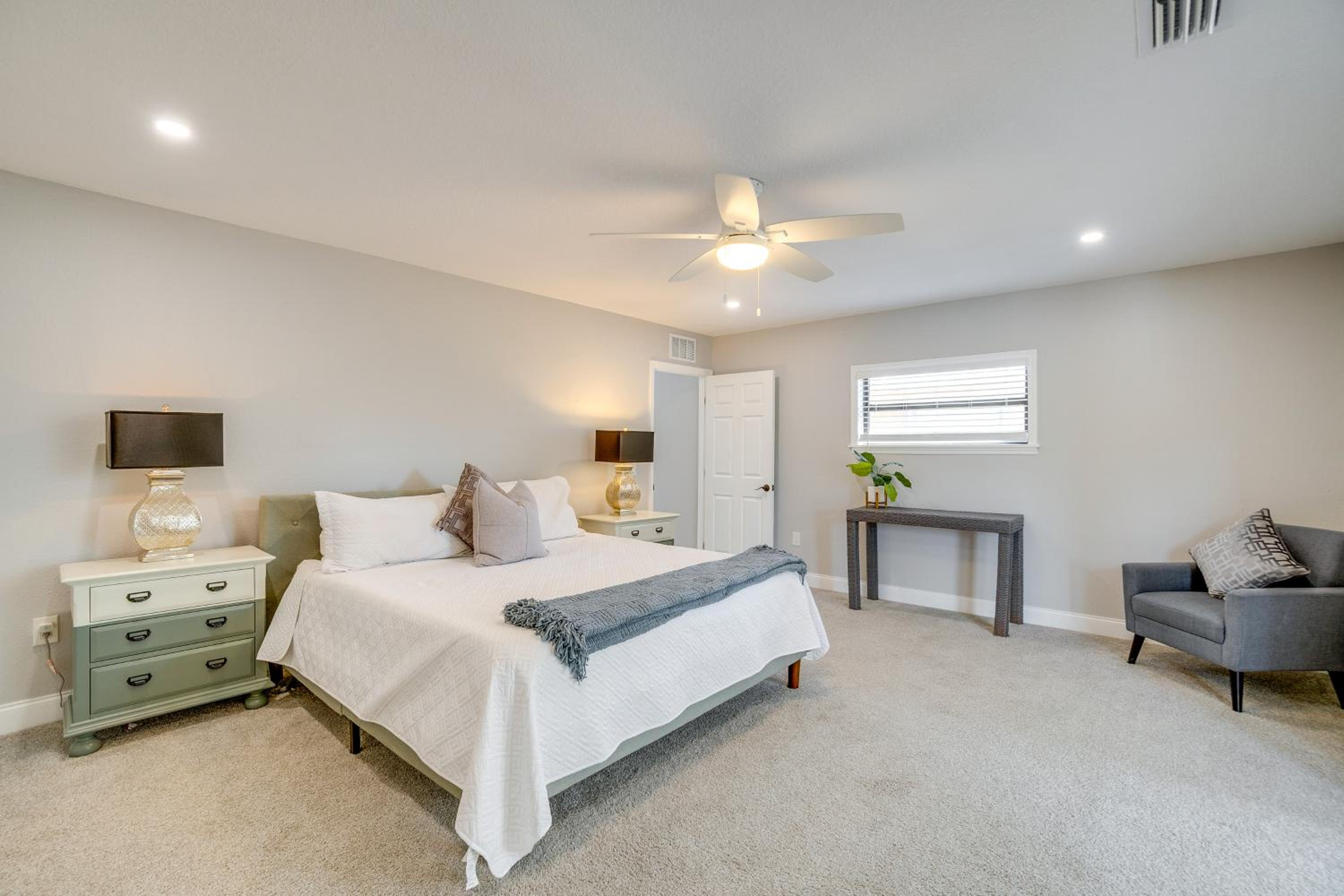 4 Mi to Siesta Key Family Getaway with Balcony