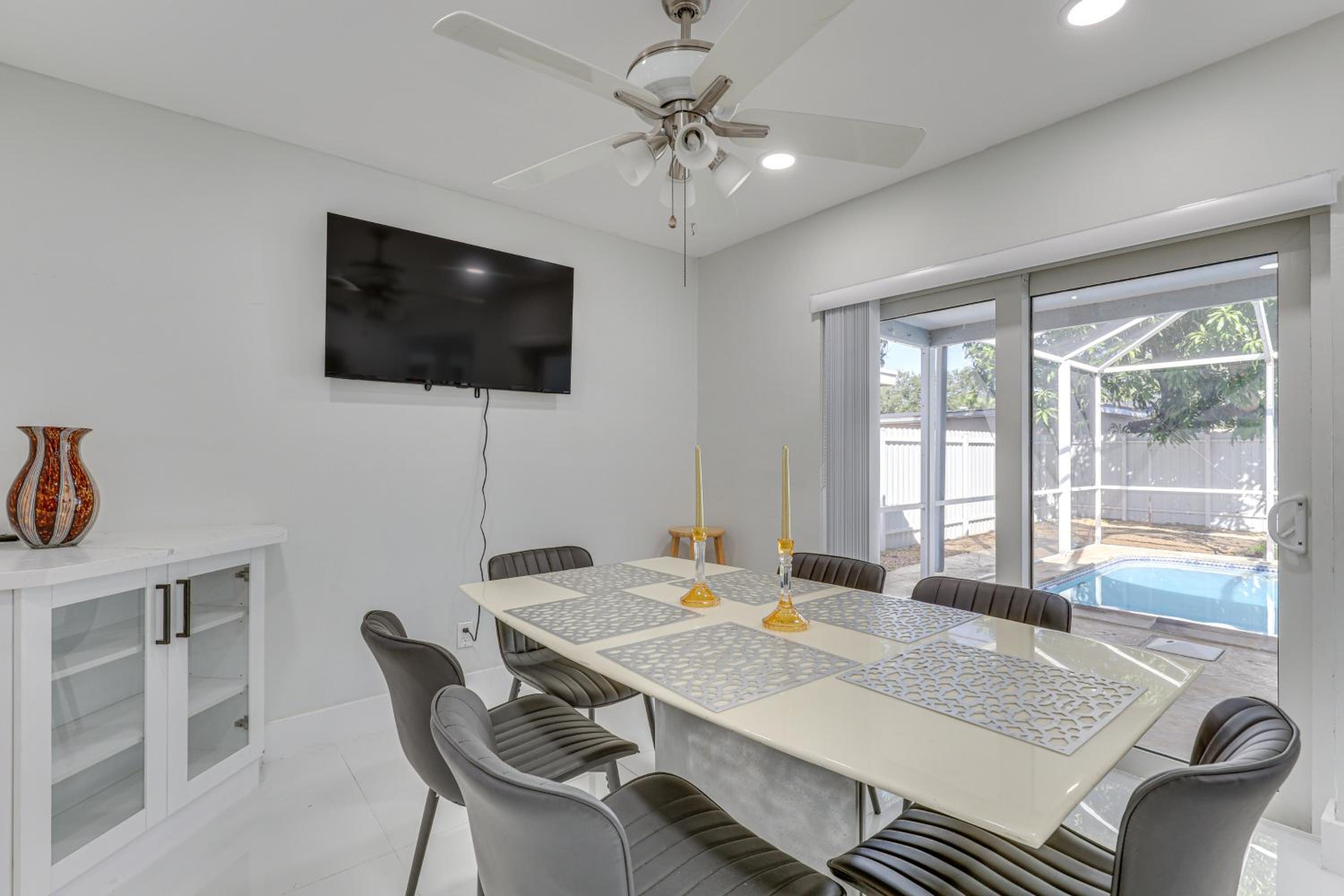Convenient World Cup HQ 3 Mi to Hard Rock Stadium!