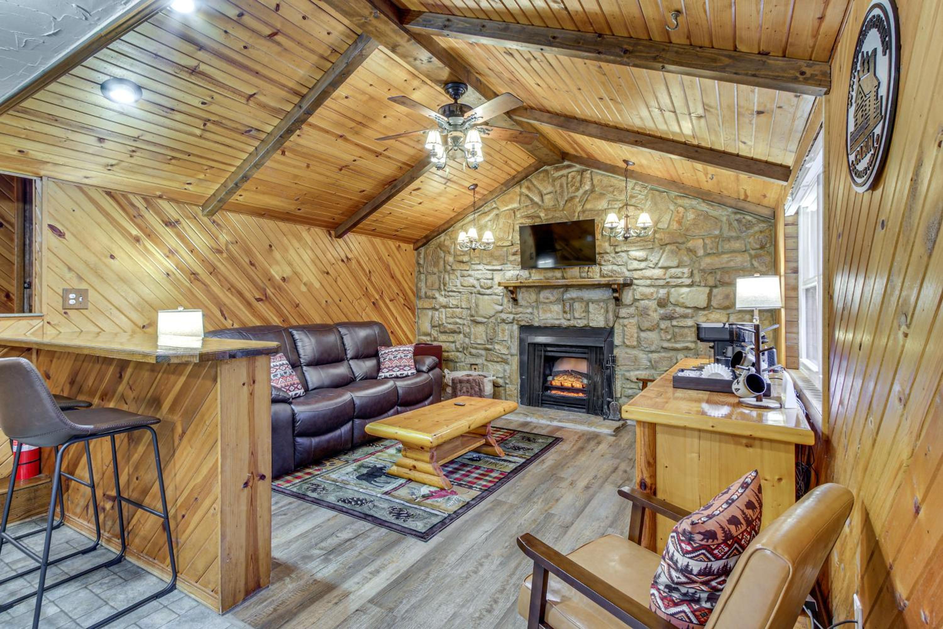Lake Access and Hot Tub! Serene Rockbridge Cabin