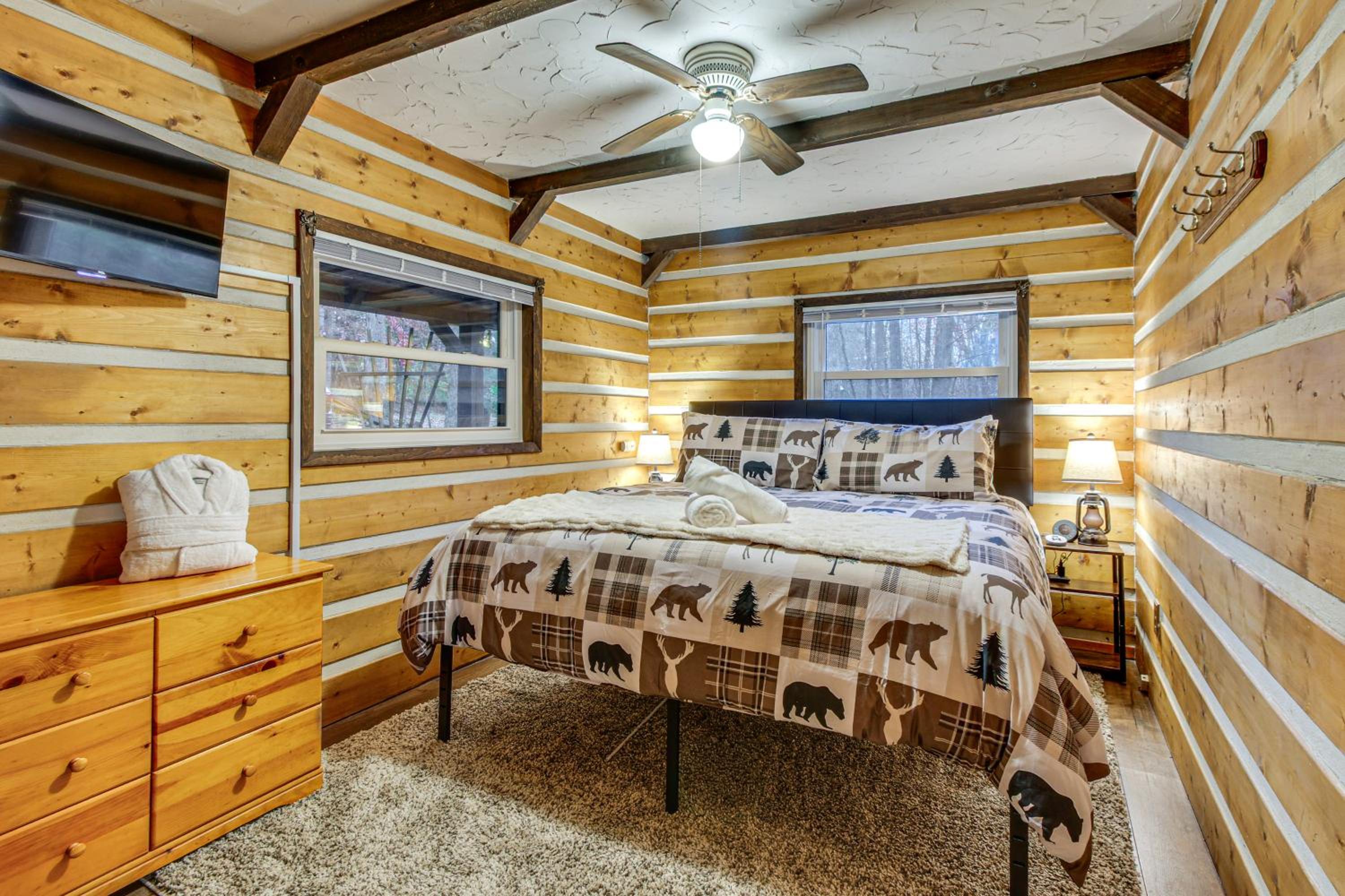 Lake Access and Hot Tub! Serene Rockbridge Cabin