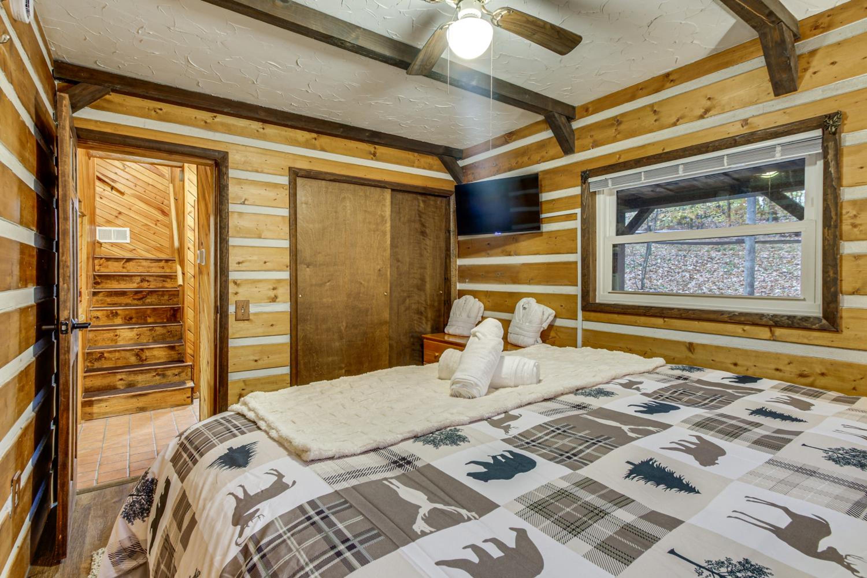 Lake Access and Hot Tub! Serene Rockbridge Cabin