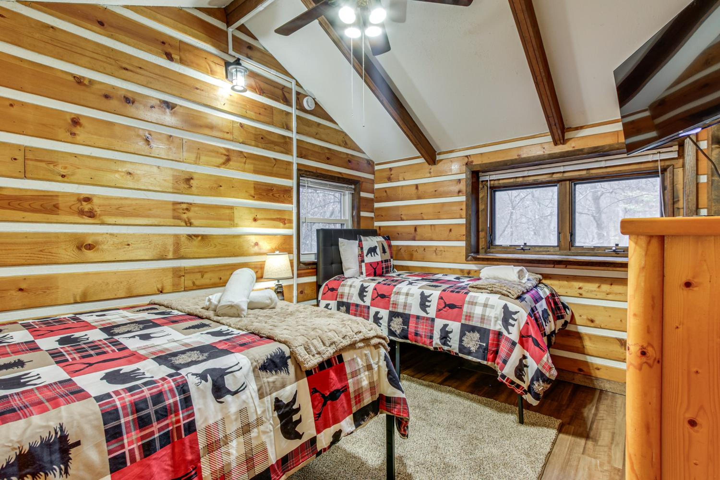 Lake Access and Hot Tub! Serene Rockbridge Cabin