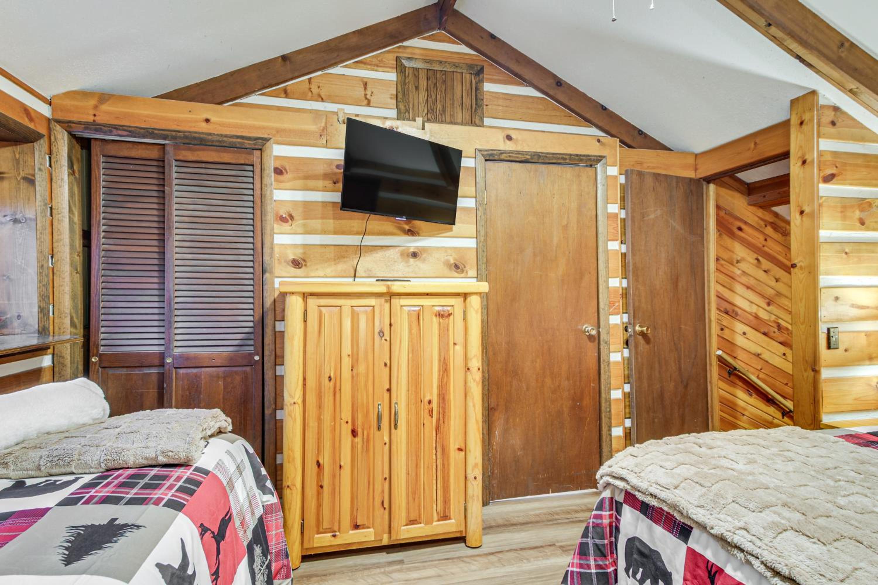 Lake Access and Hot Tub! Serene Rockbridge Cabin