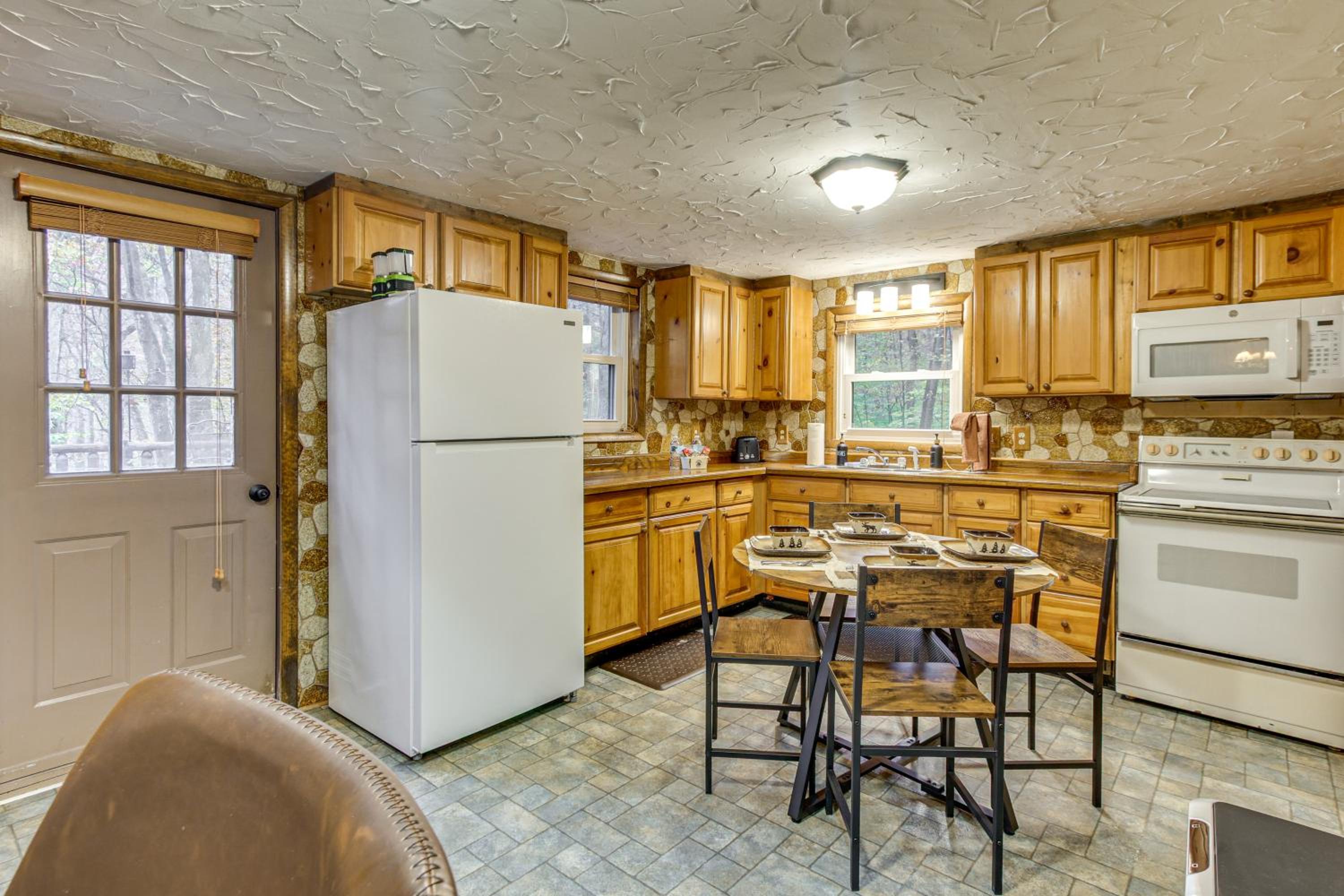 Lake Access and Hot Tub! Serene Rockbridge Cabin
