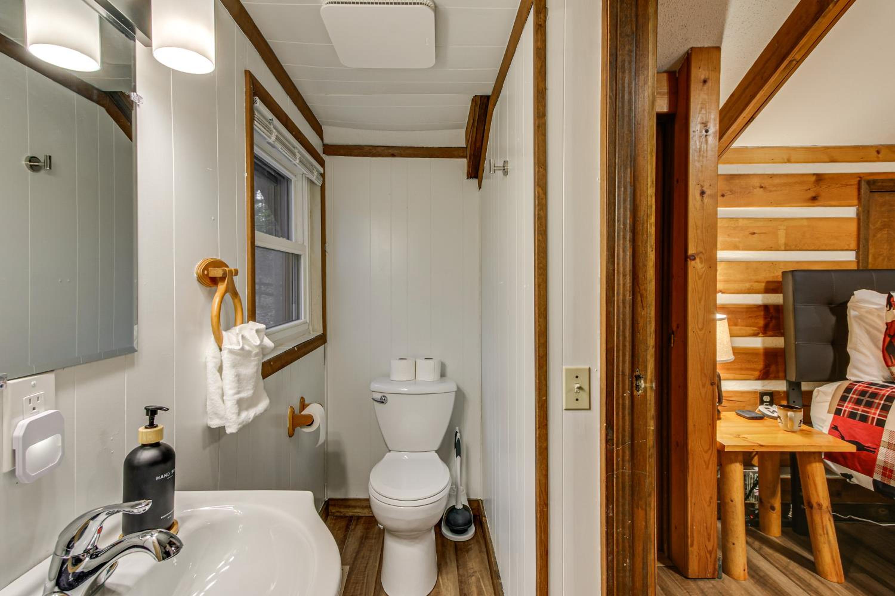 Lake Access and Hot Tub! Serene Rockbridge Cabin
