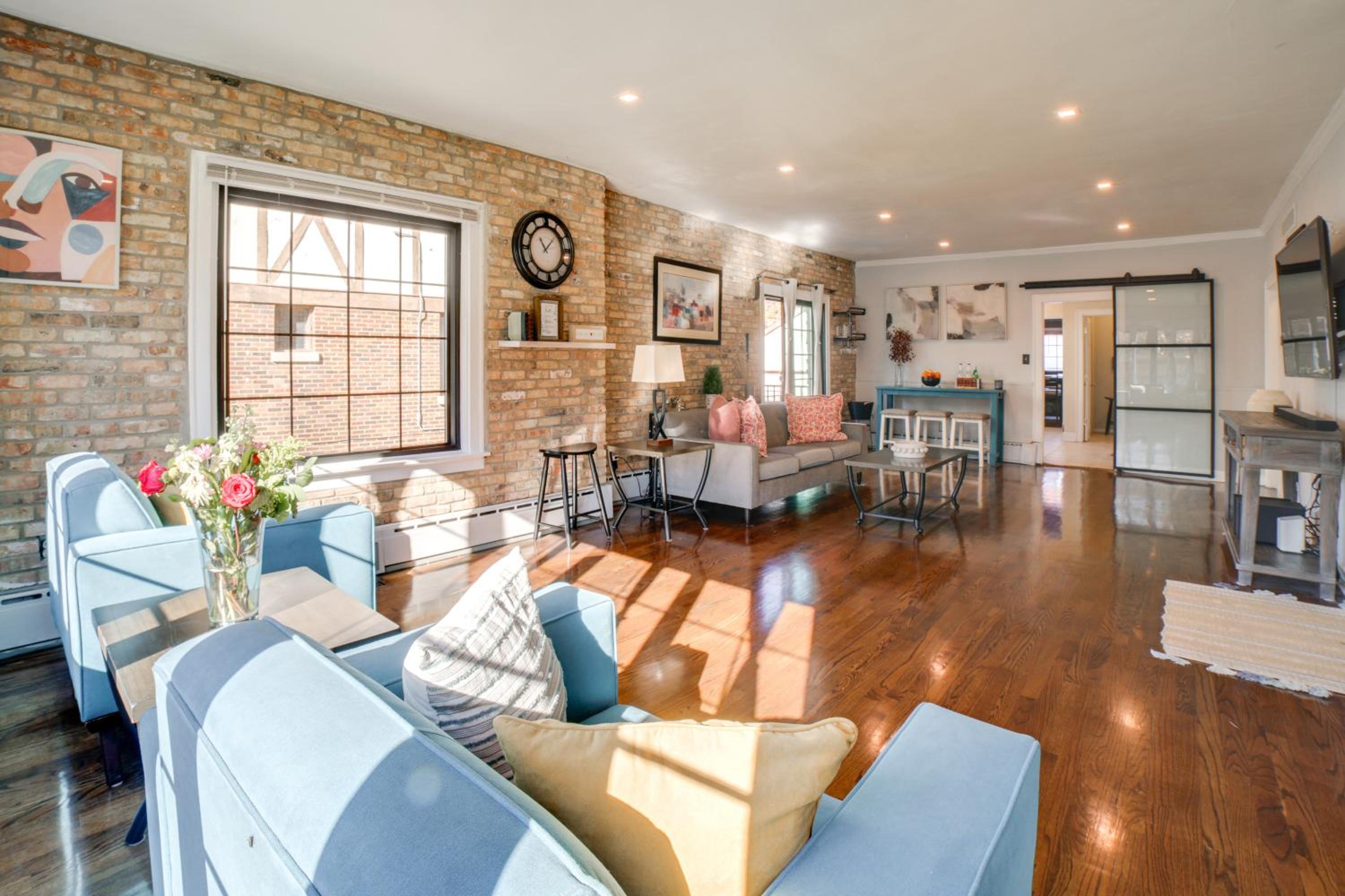 Pet Friendly! Near Casinos and Lake Michigan Beaches