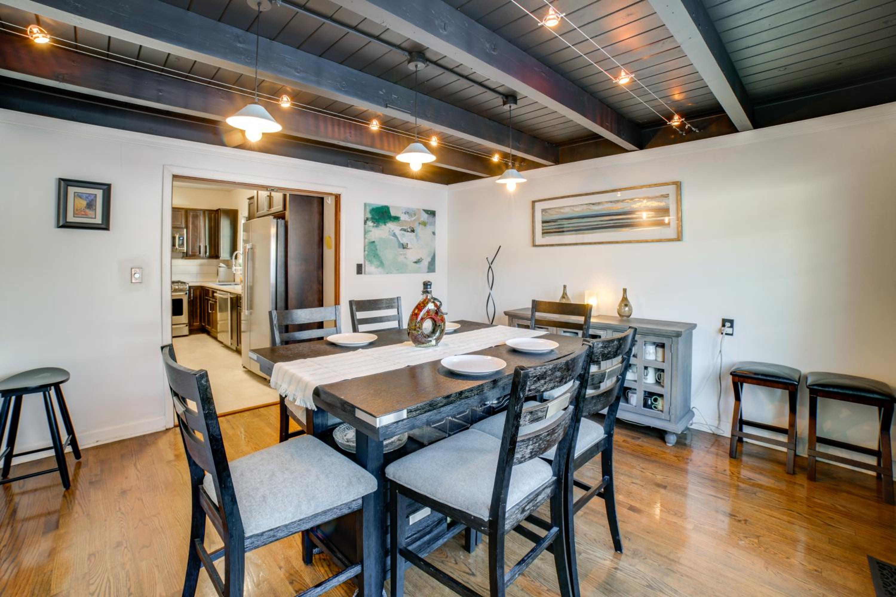 Pet Friendly! Near Casinos and Lake Michigan Beaches