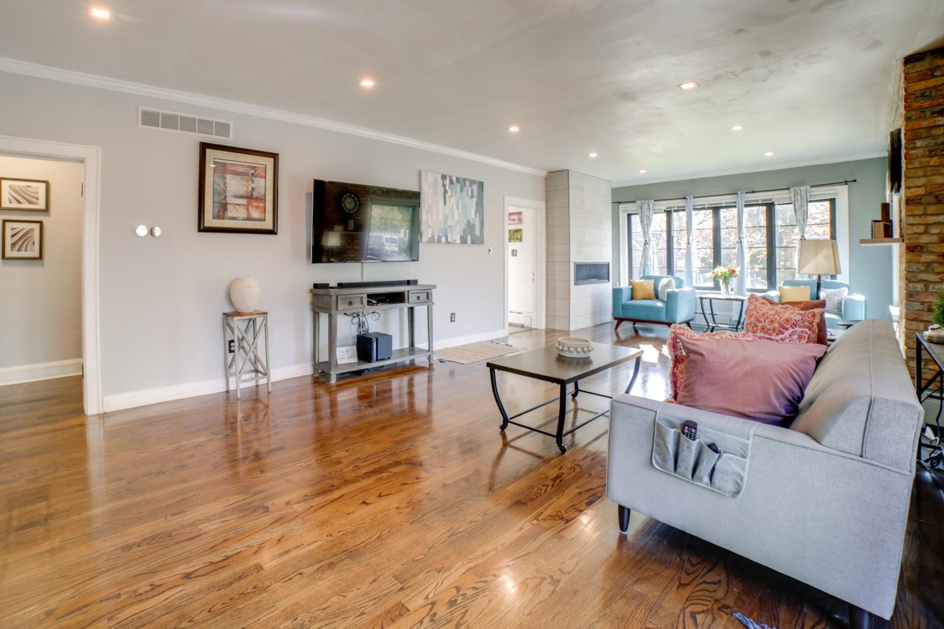 Pet Friendly! Near Casinos and Lake Michigan Beaches