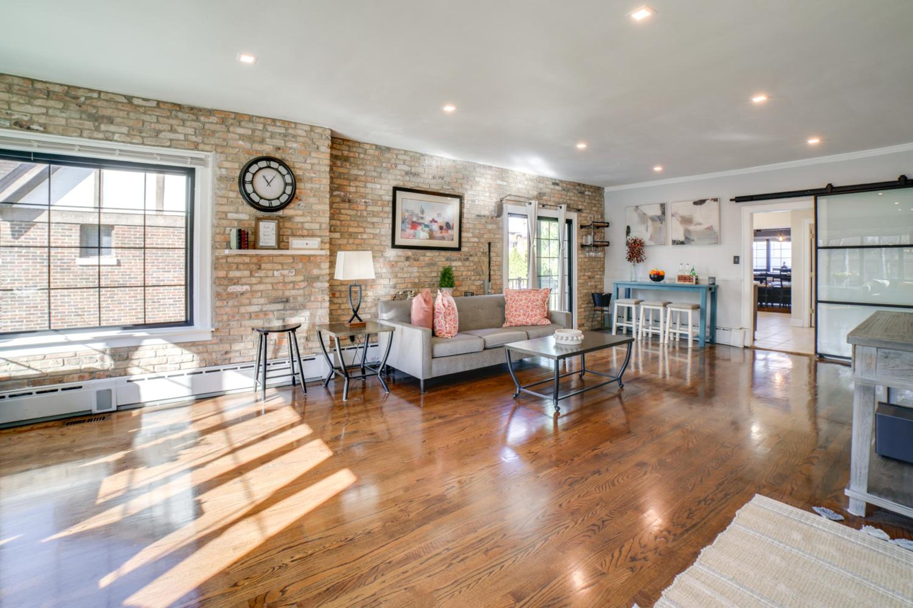 Pet Friendly! Near Casinos and Lake Michigan Beaches