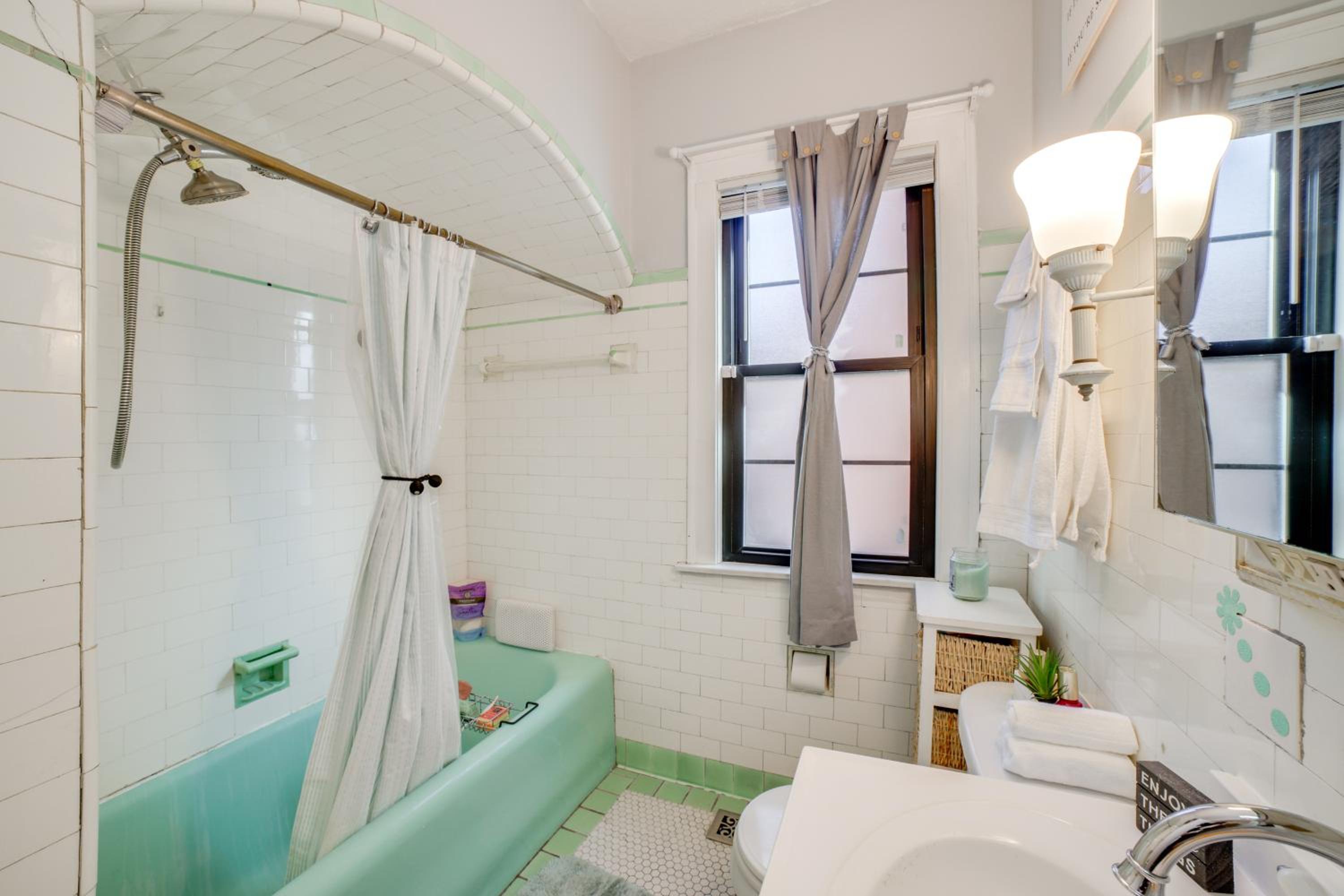 Pet Friendly! Near Casinos and Lake Michigan Beaches
