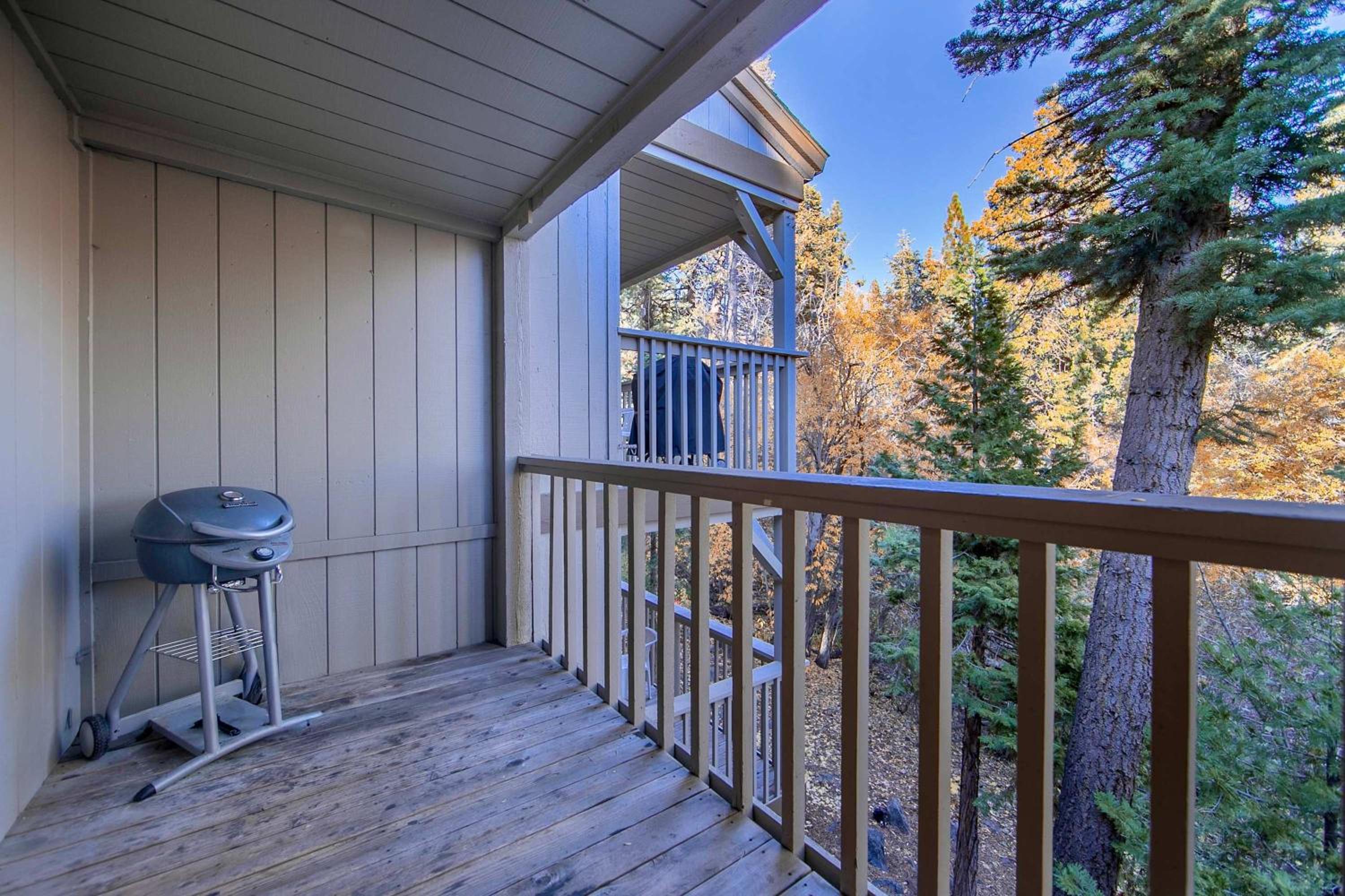 Creekside Chalet Stay for 6