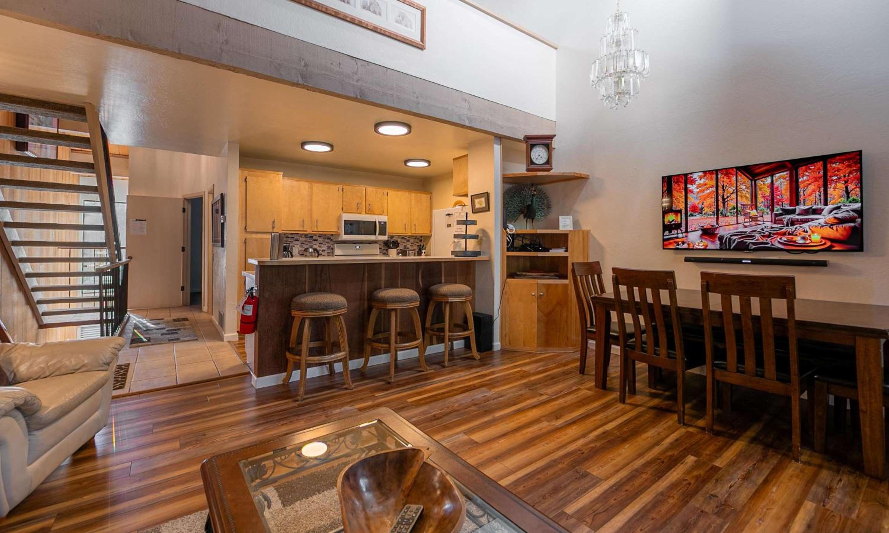 Creekside Chalet Stay for 6