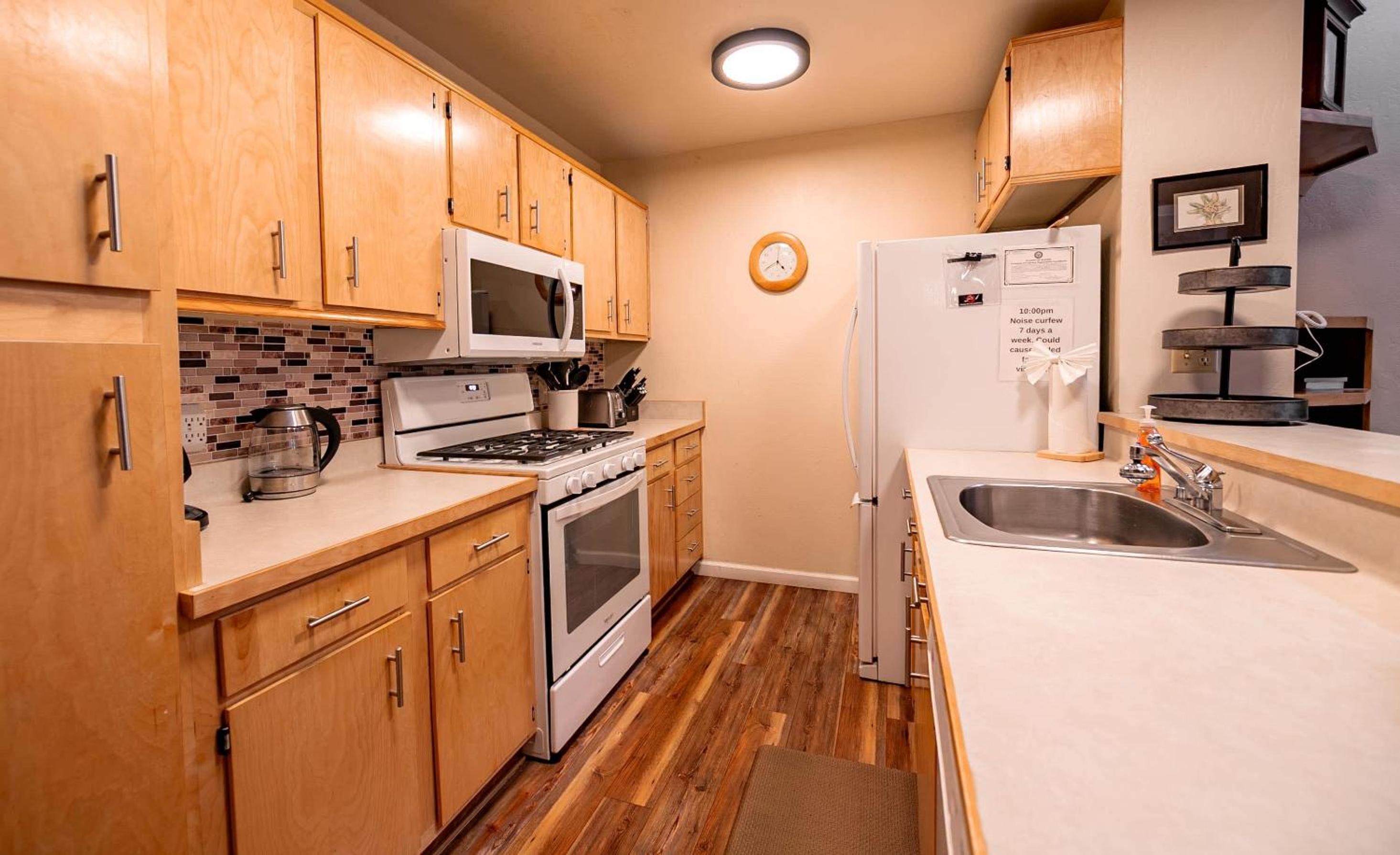 Creekside Chalet Stay for 6