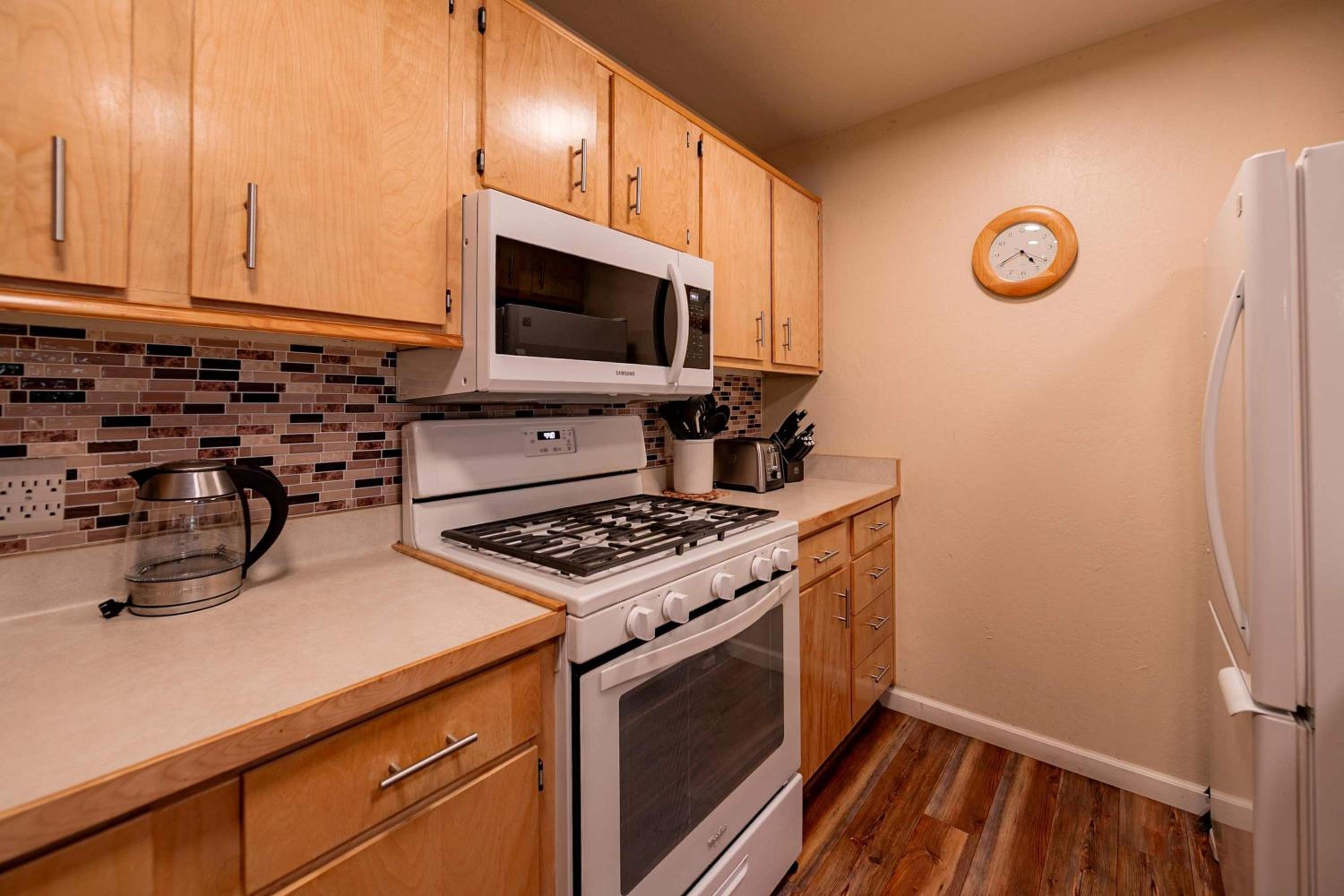 Creekside Chalet Stay for 6