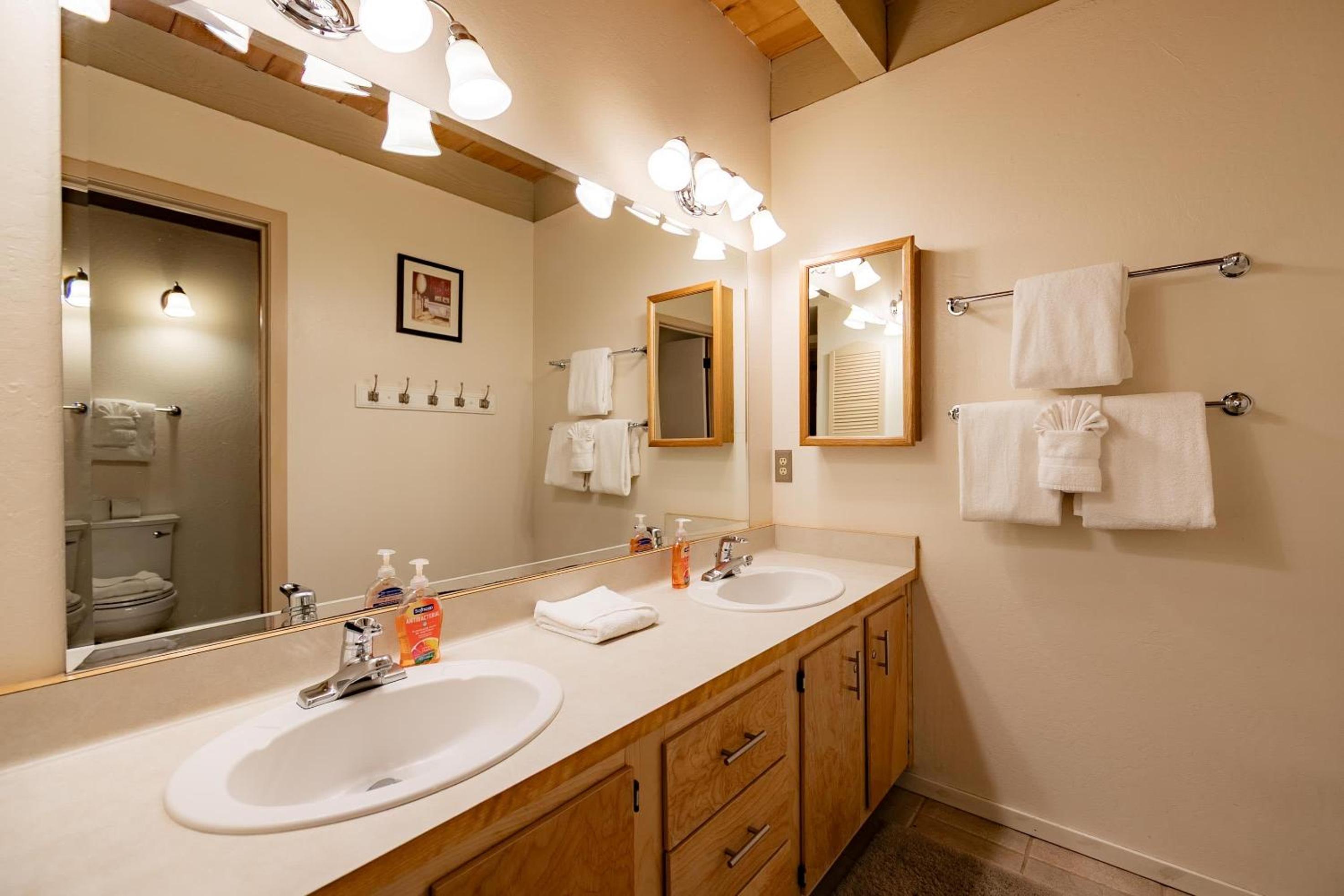 Creekside Chalet Stay for 6