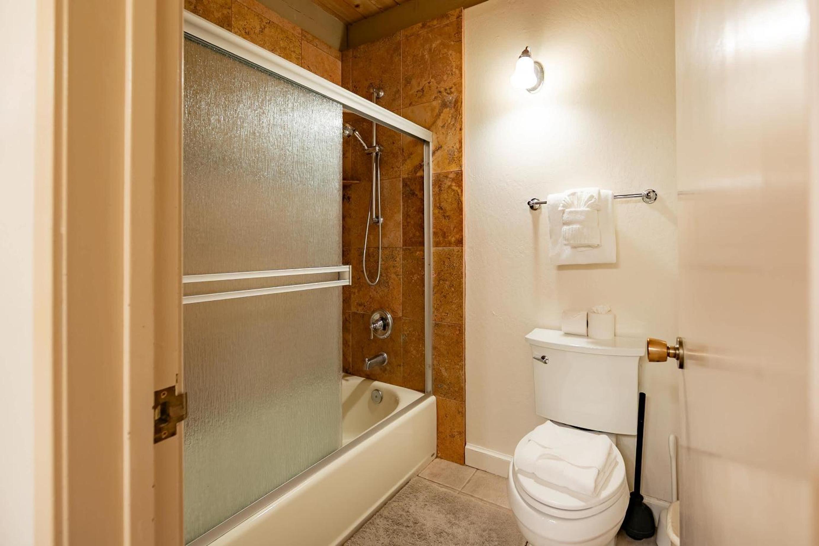 Creekside Chalet Stay for 6