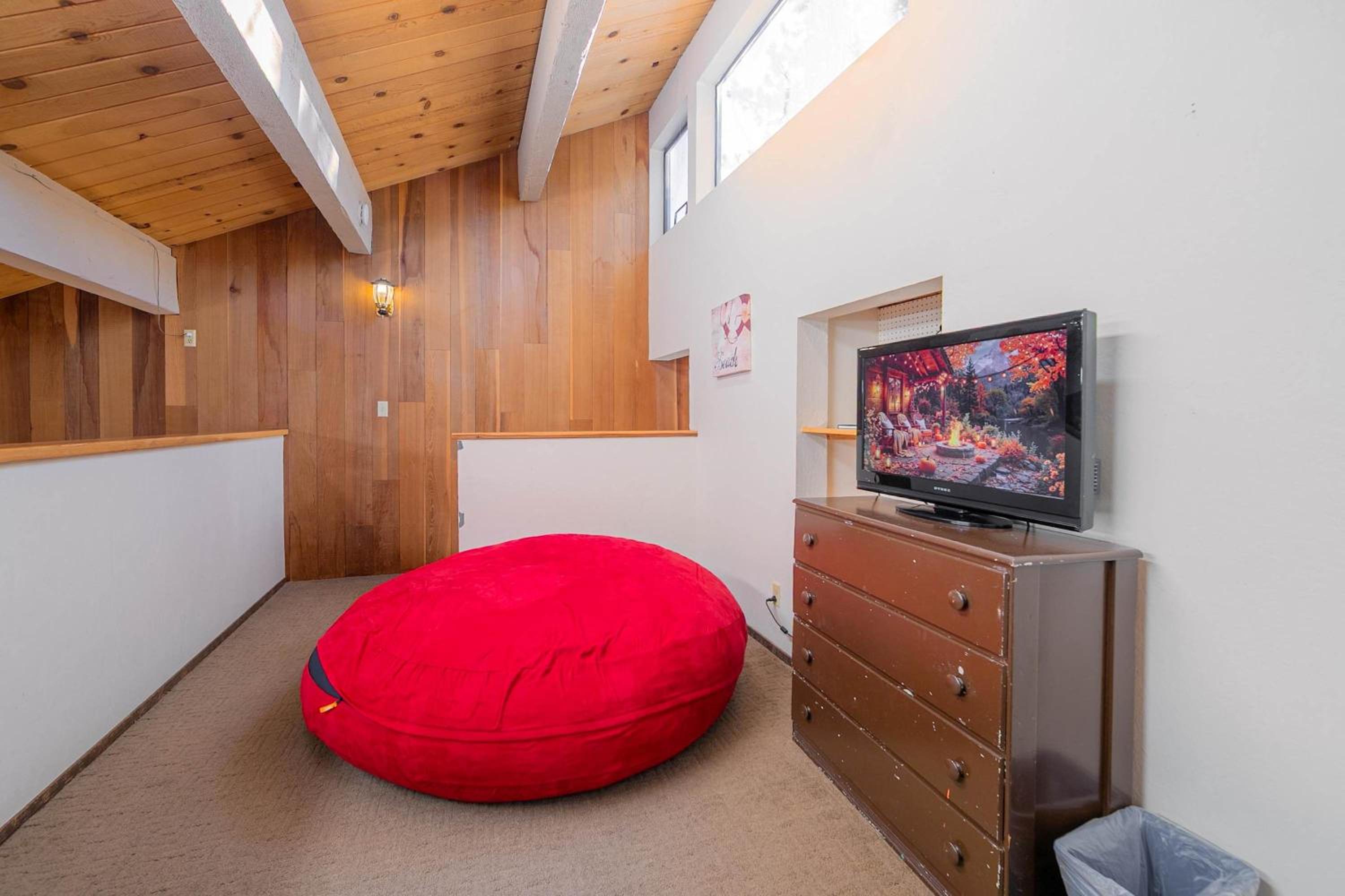 Creekside Chalet Stay for 6