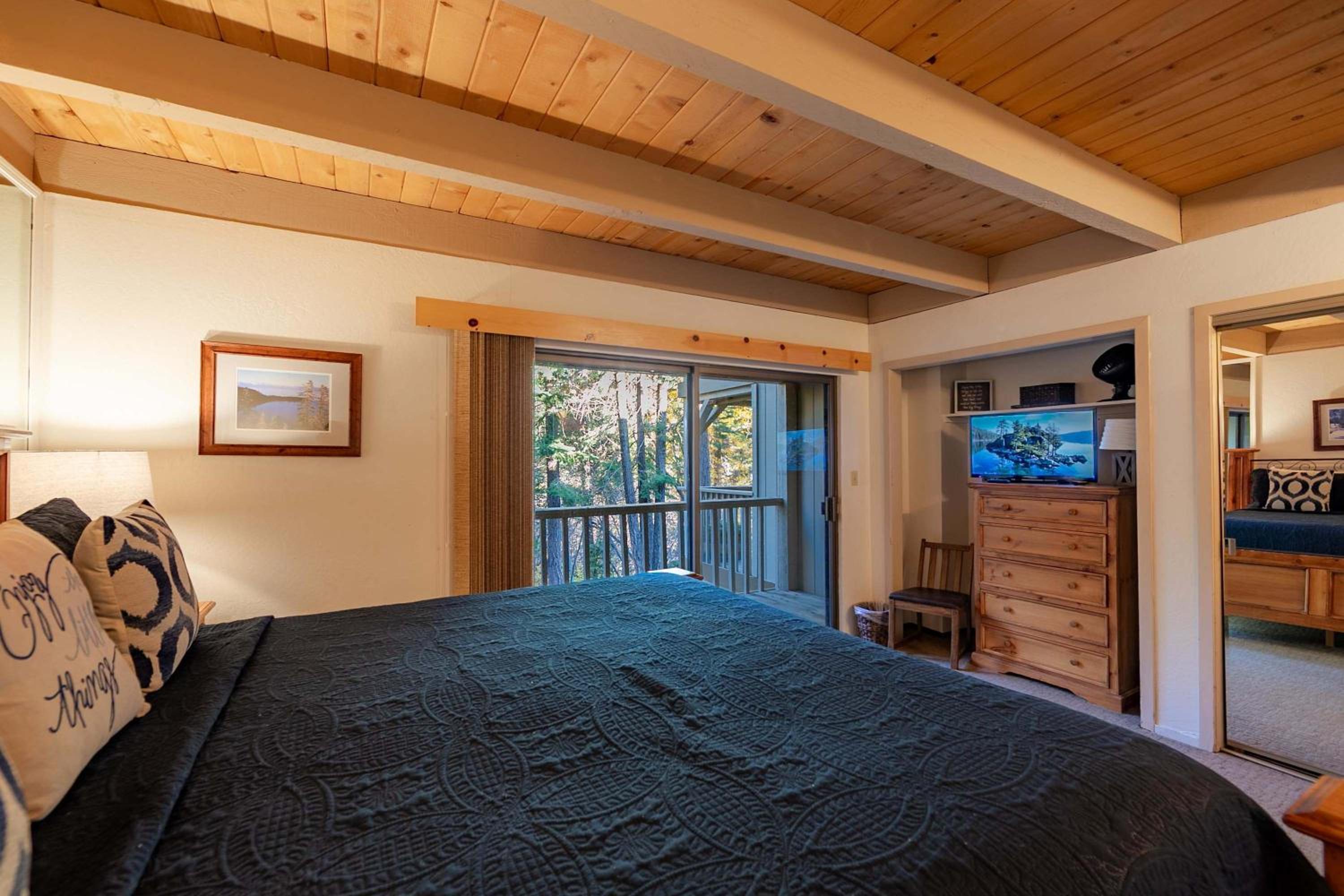 Creekside Chalet Stay for 6