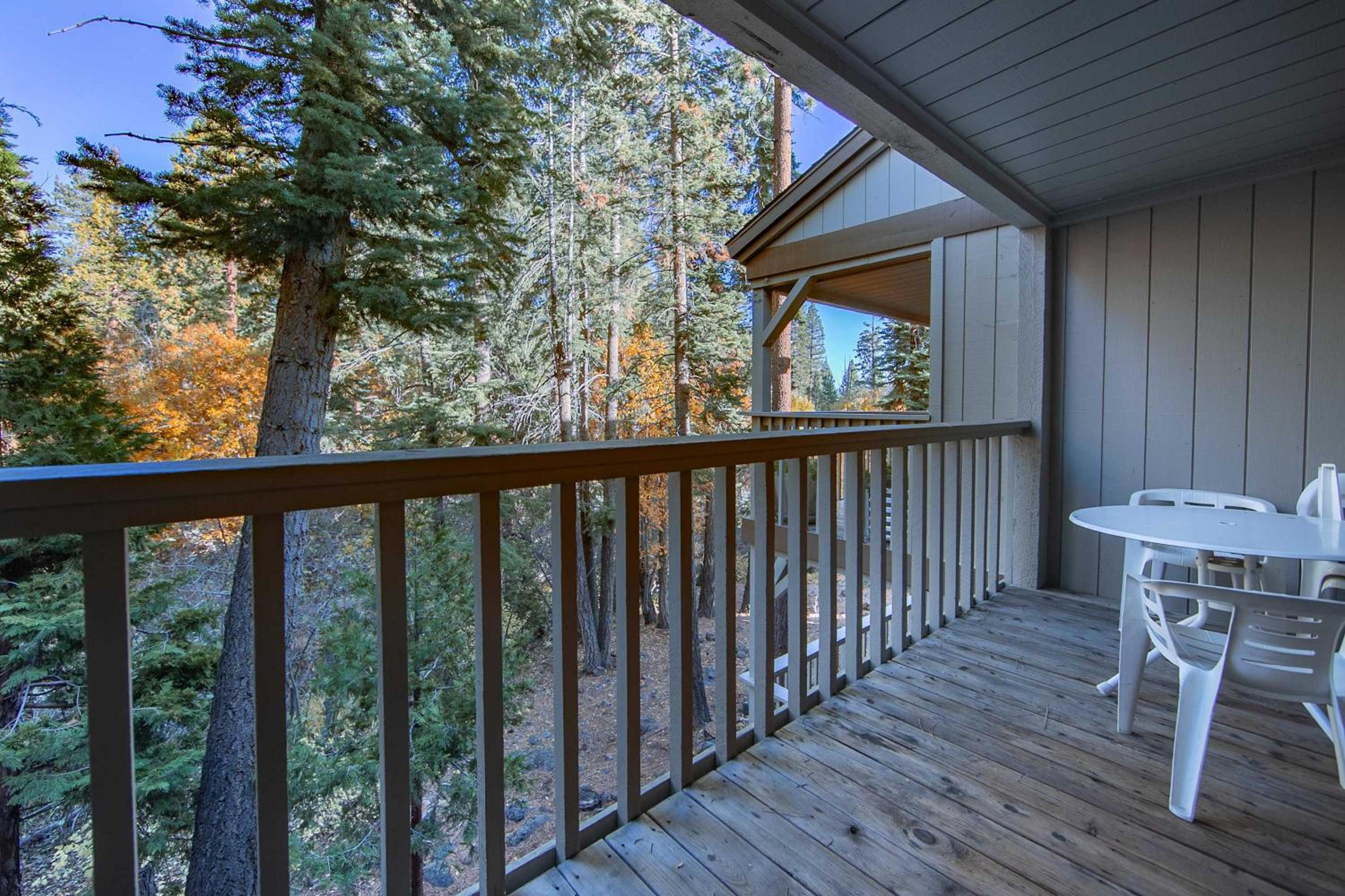 Creekside Chalet Stay for 6