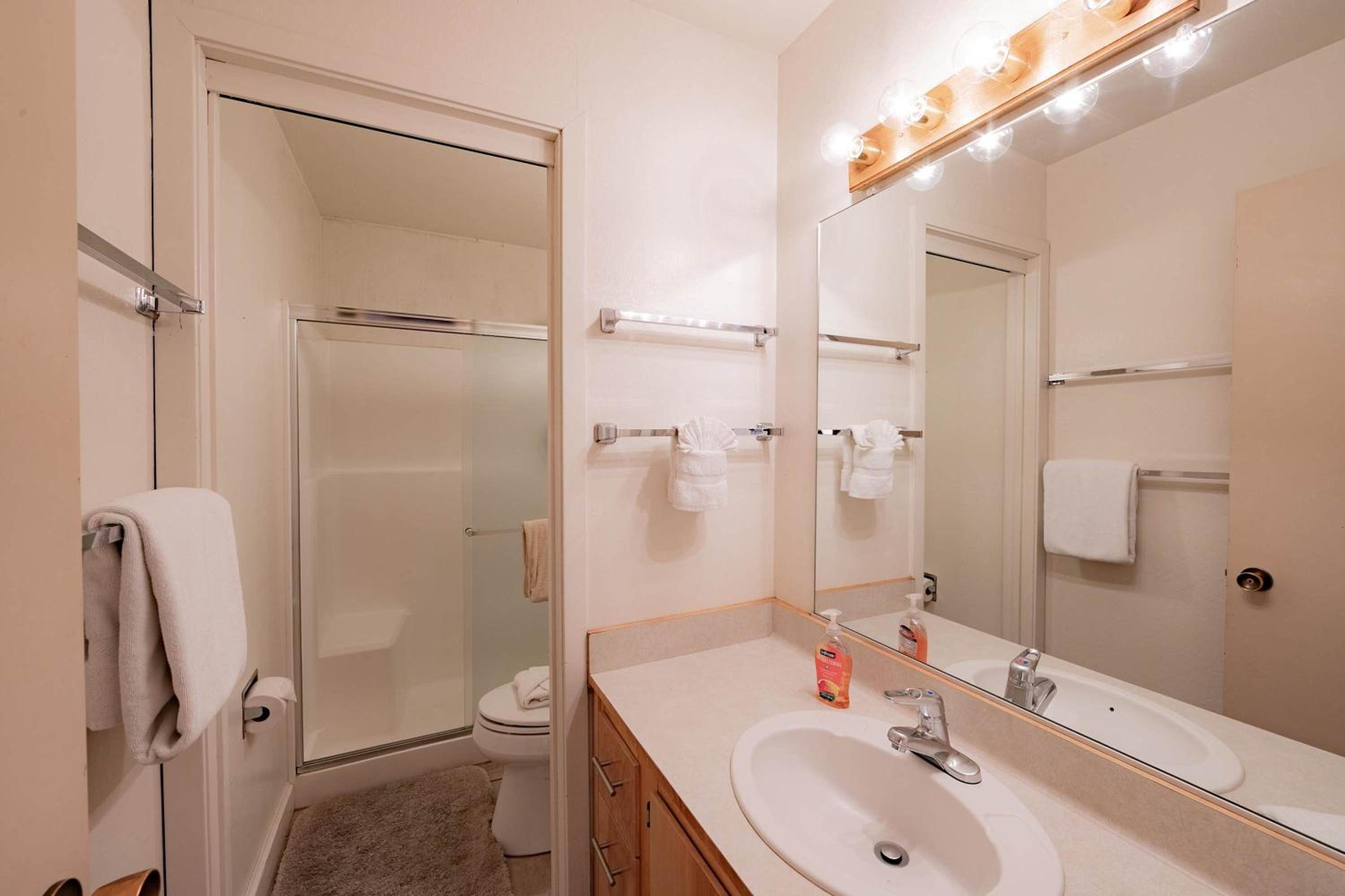 Creekside Chalet Stay for 6