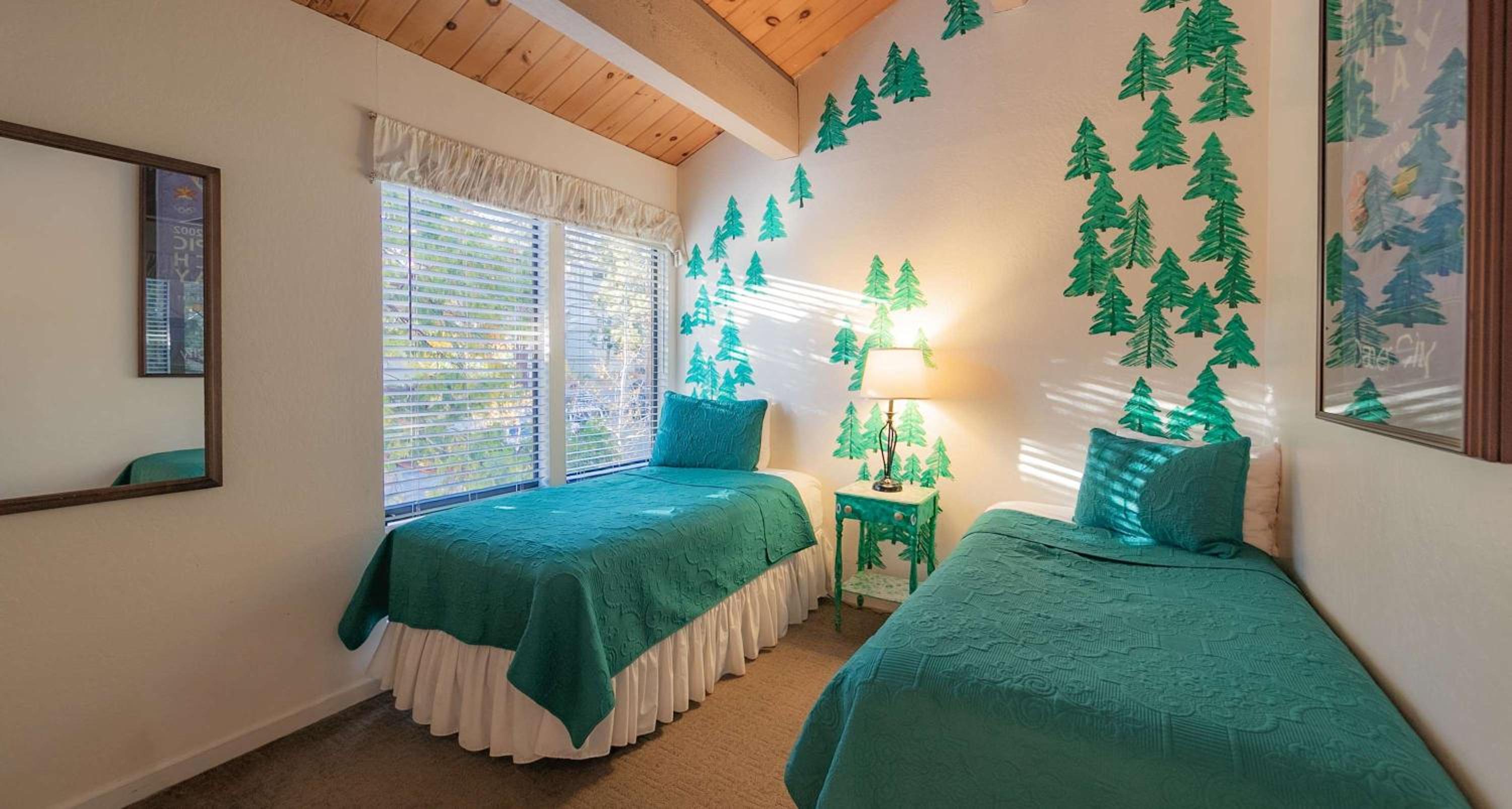 Creekside Chalet Stay for 6
