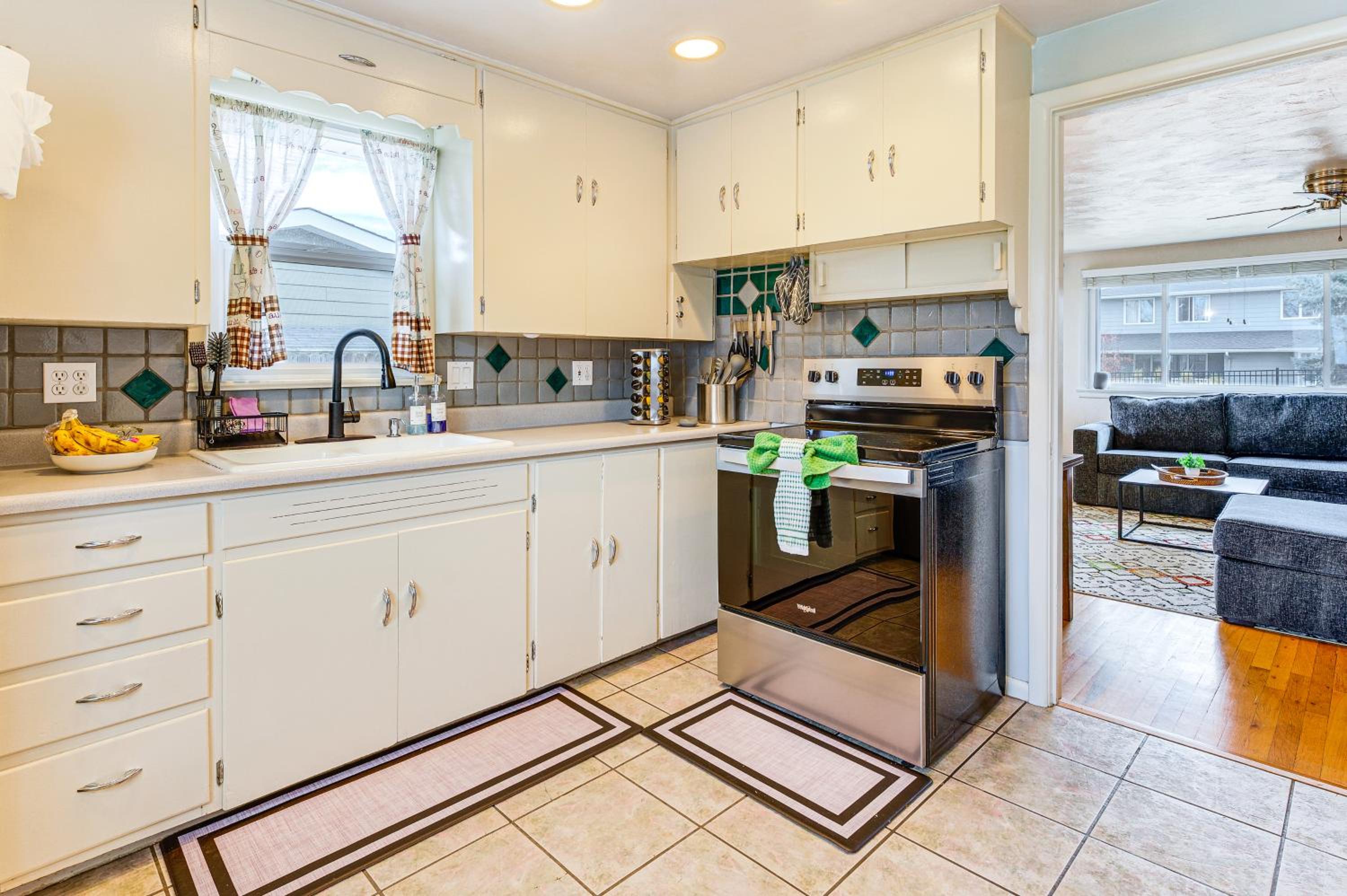 Walk to Old Town Lafayette! Cozy Couples Escape