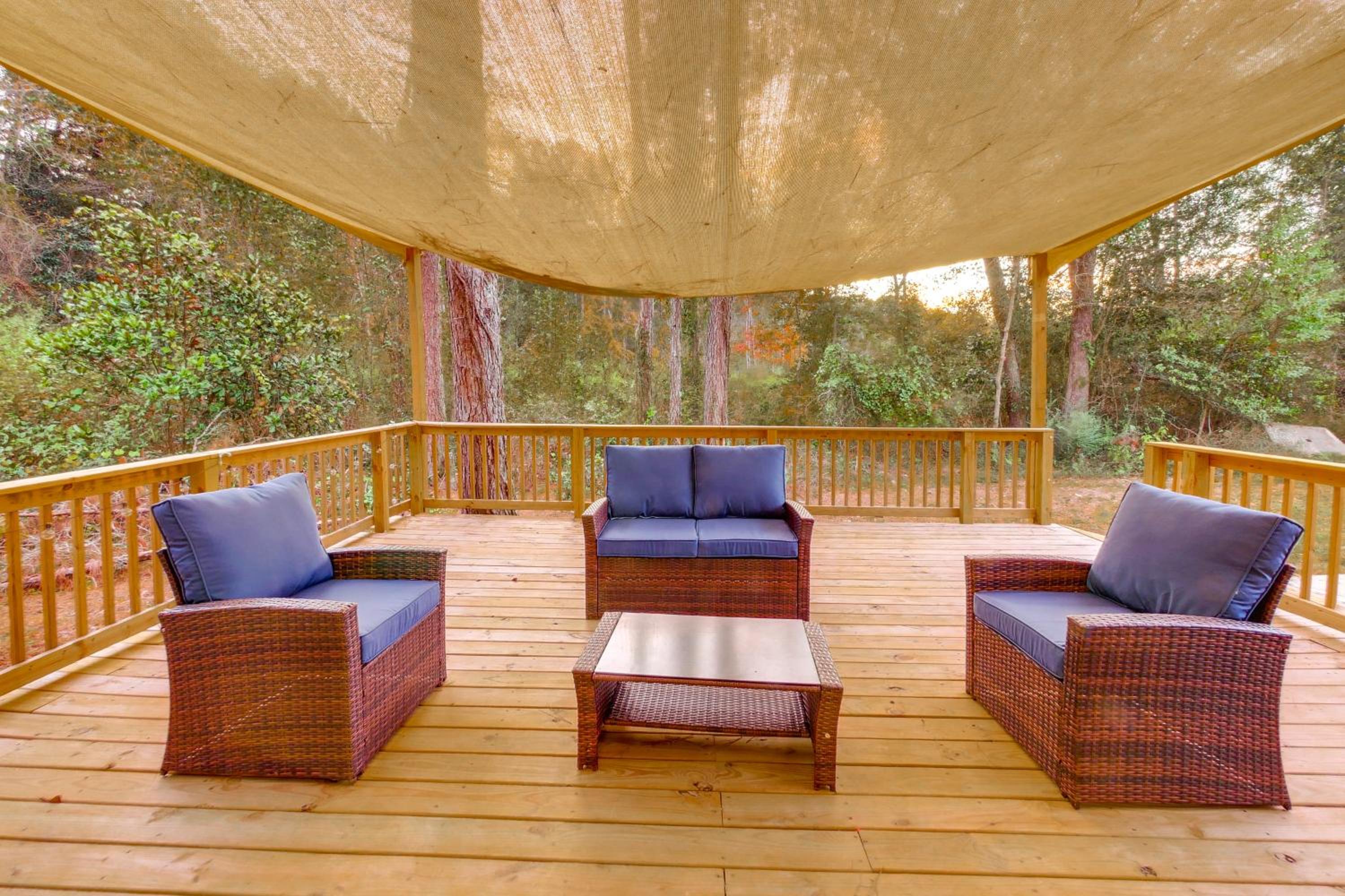 Stocked Pond Country Retreat in Oglethorpe!