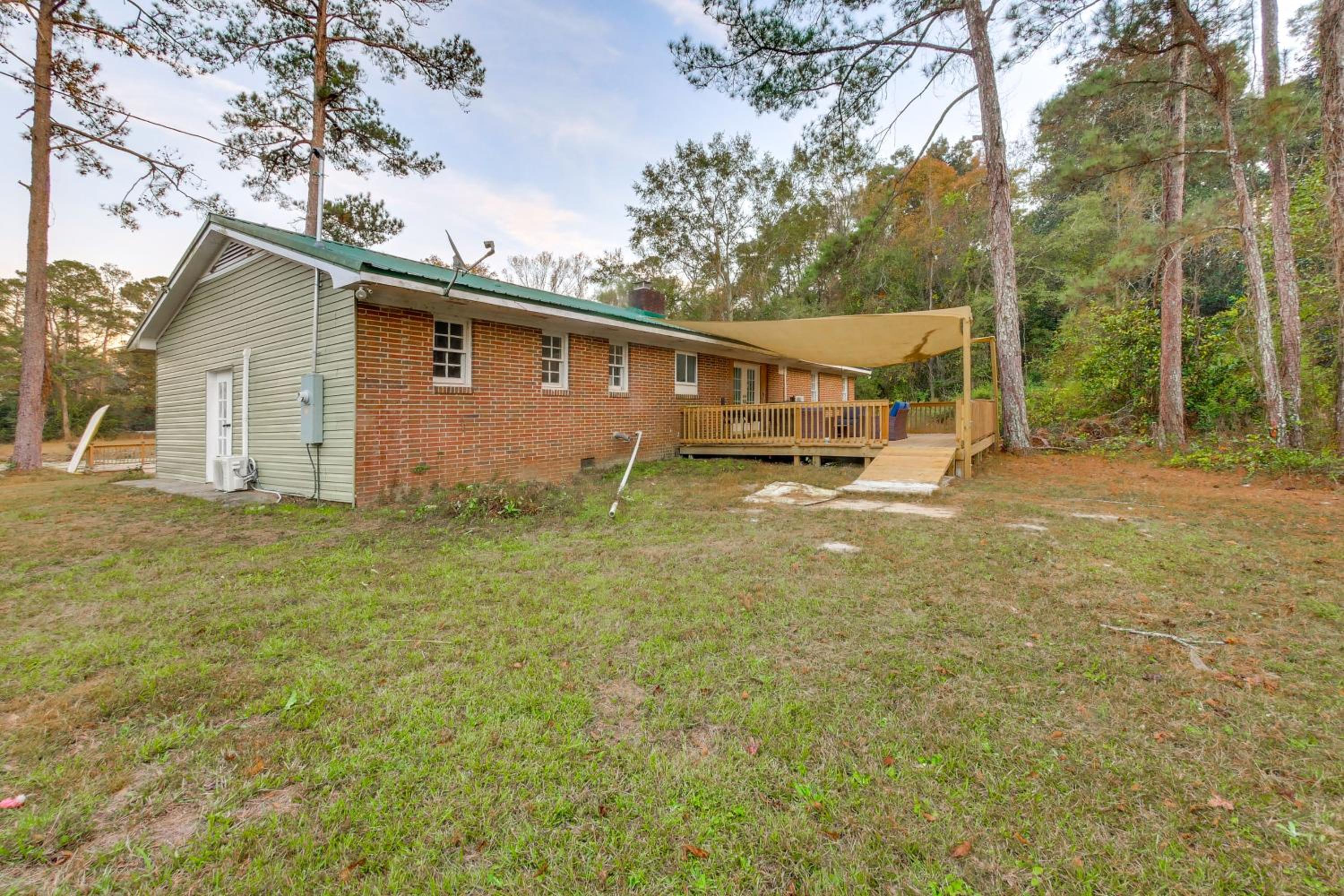 Stocked Pond Country Retreat in Oglethorpe!