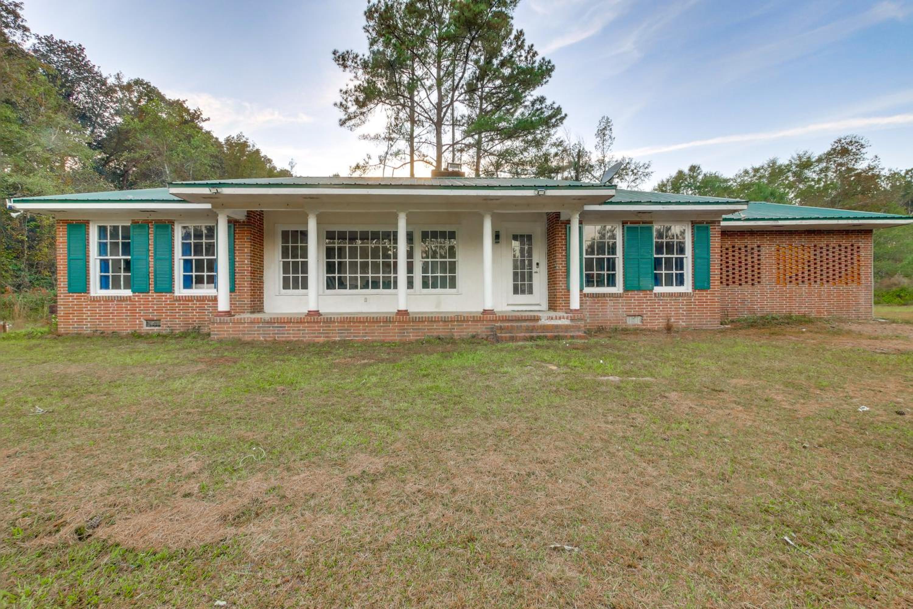 Stocked Pond Country Retreat in Oglethorpe!