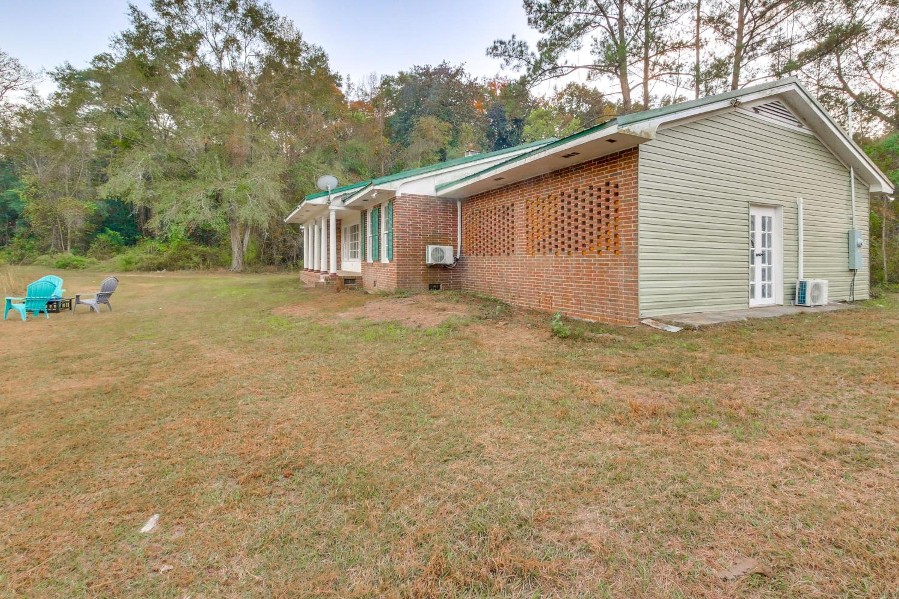 Stocked Pond Country Retreat in Oglethorpe!