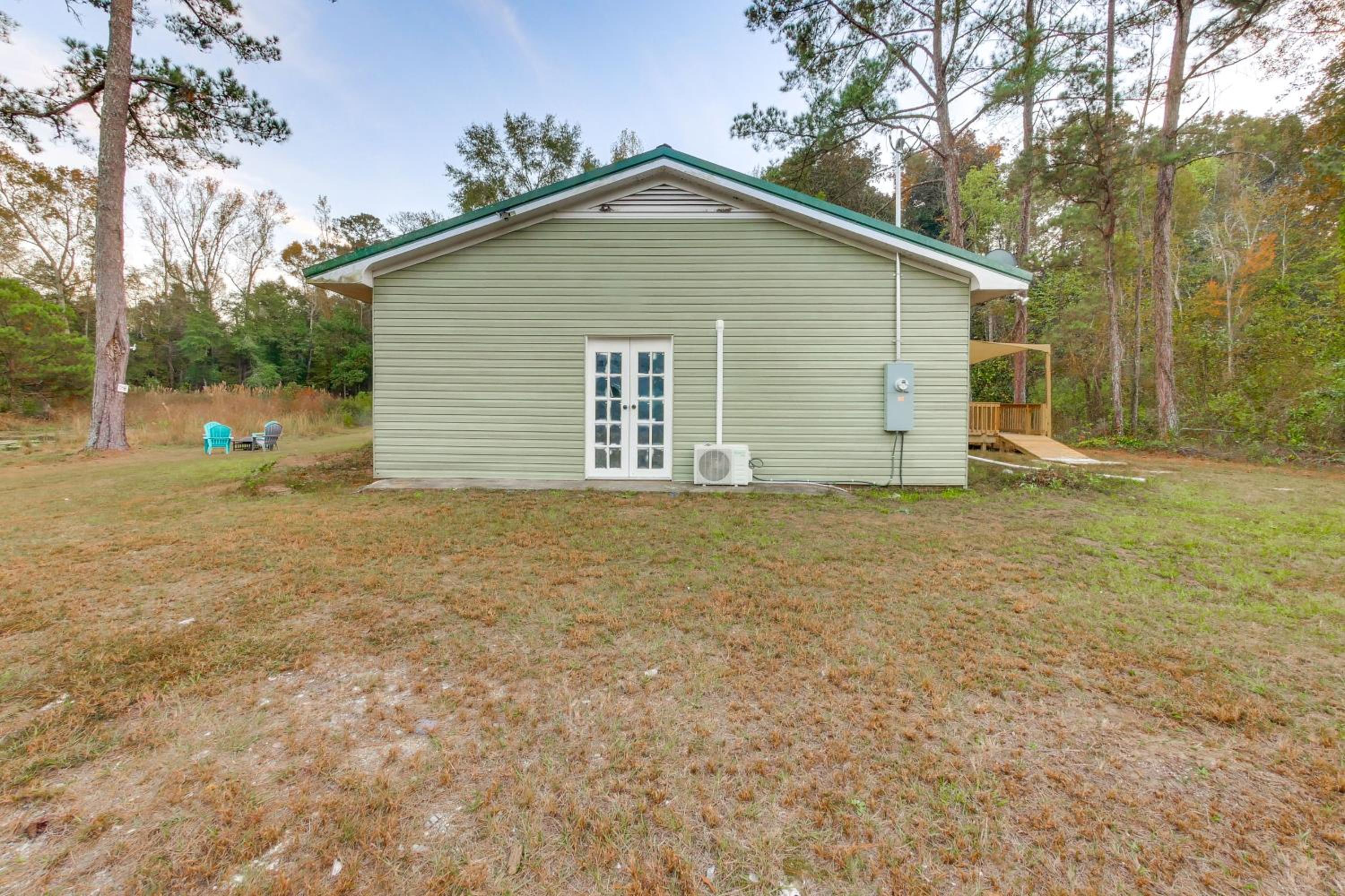 Stocked Pond Country Retreat in Oglethorpe!