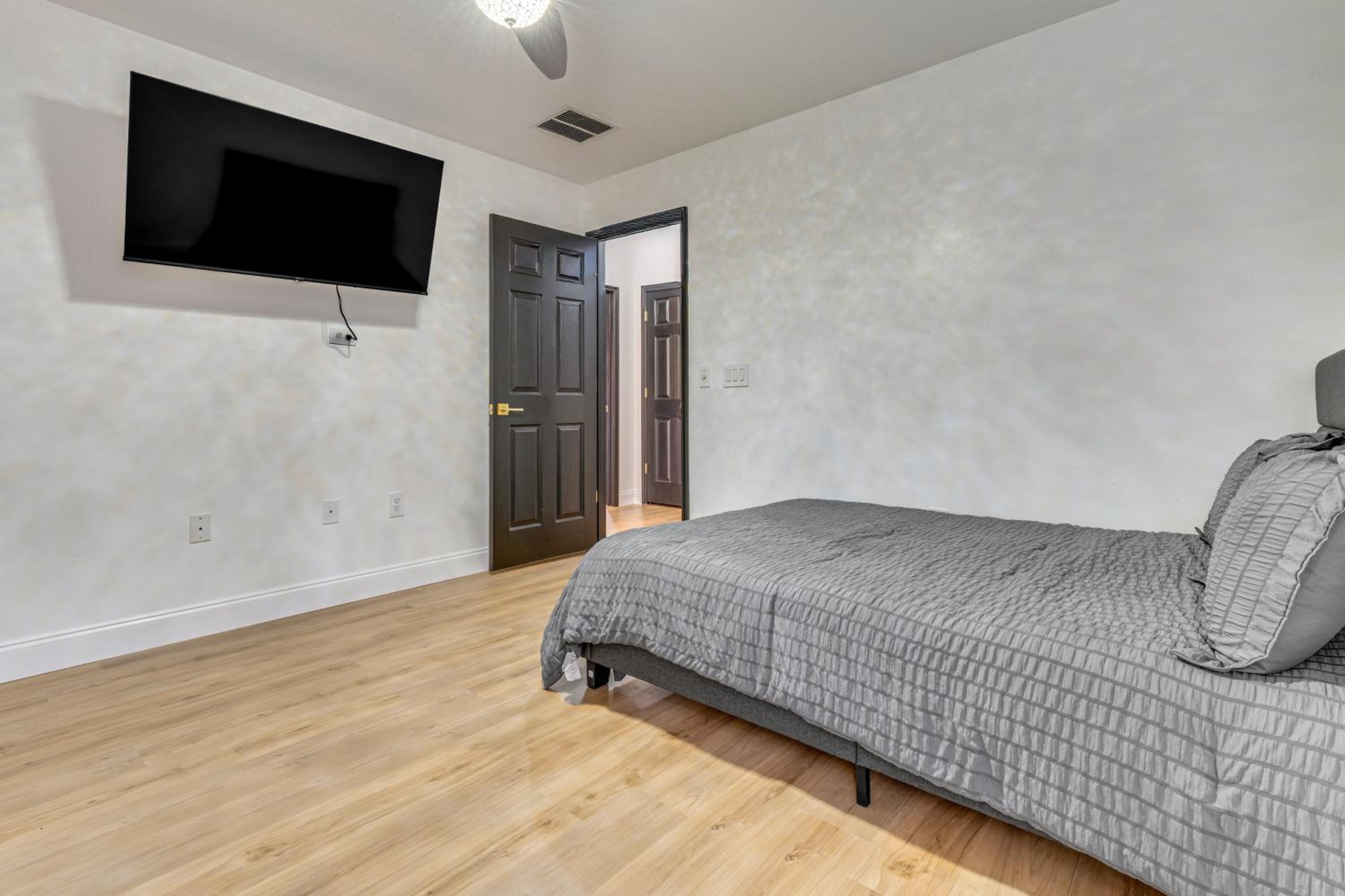 Modern Resort Getaway 9 Mi to Disney Parks!
