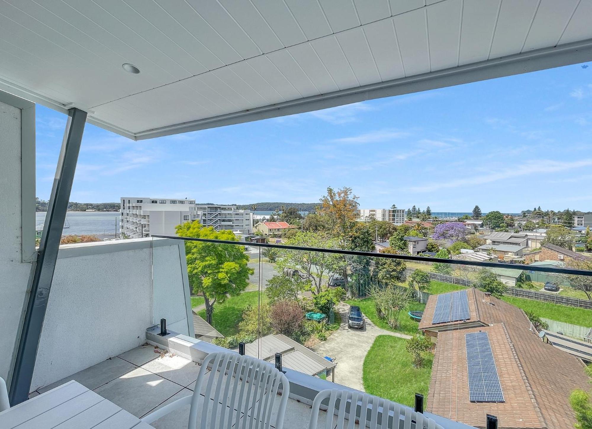 Modern 4-Bed Townhouse with Water Views