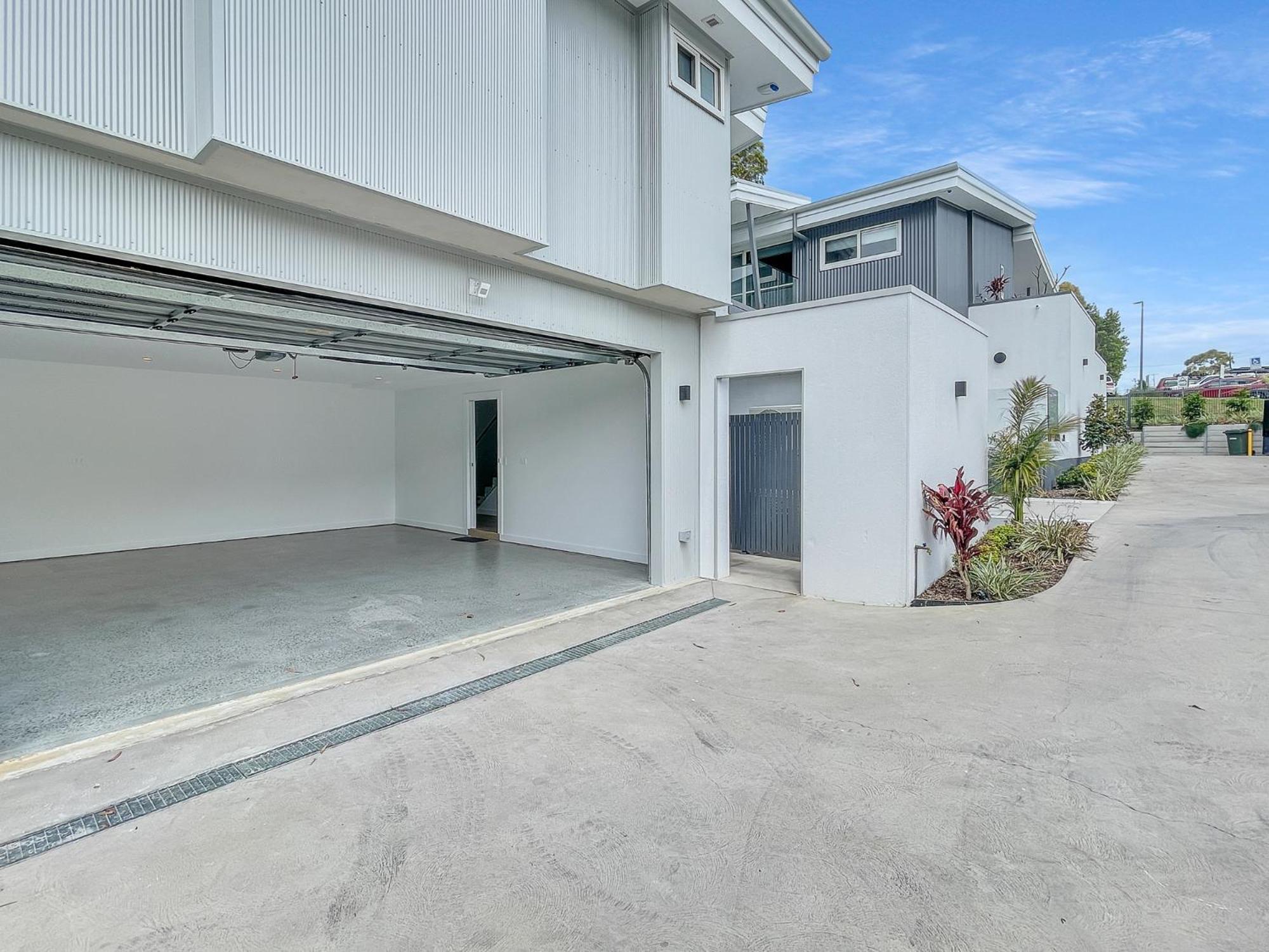 Modern 4-Bed Townhouse with Water Views